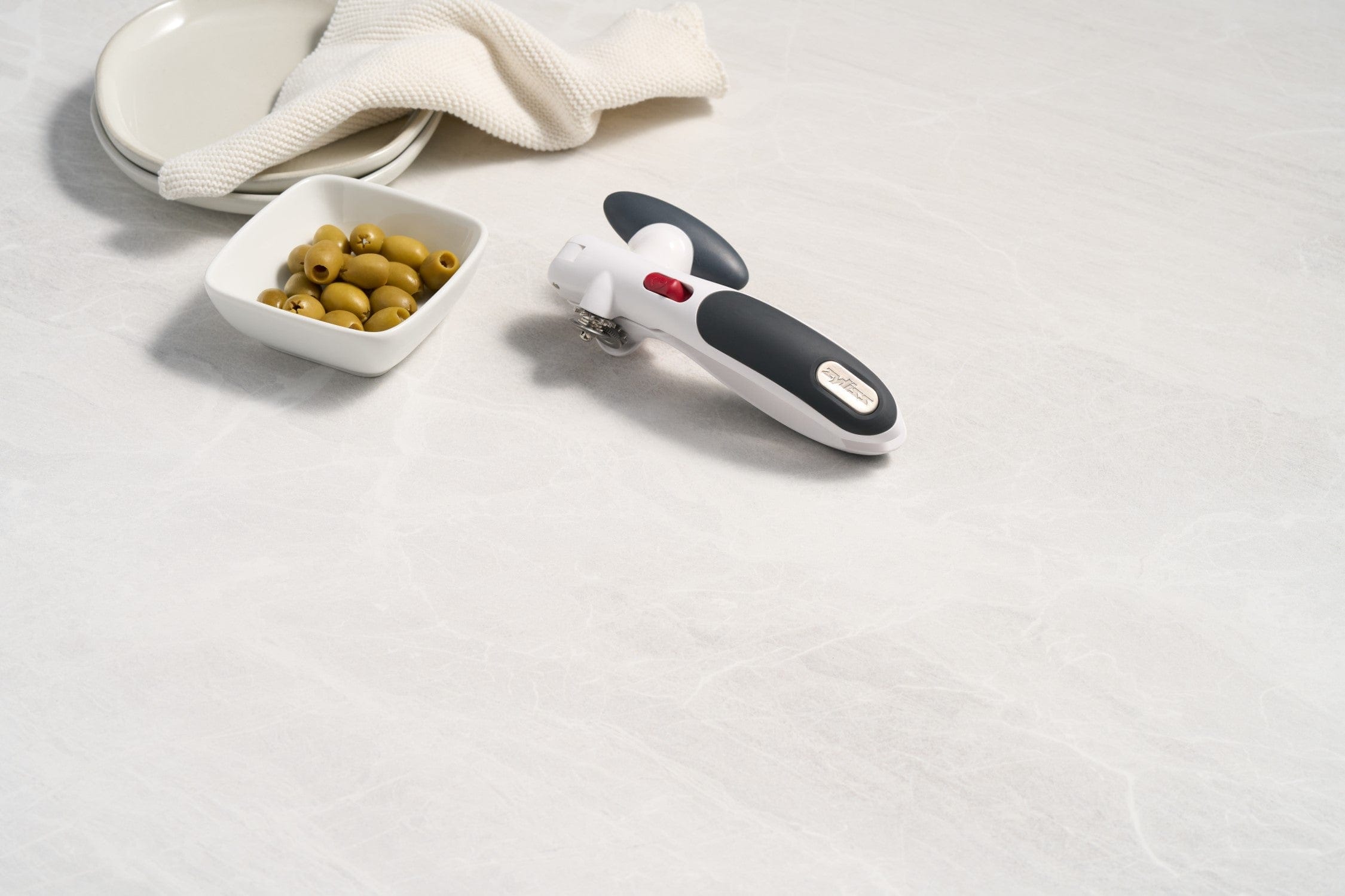 Zyliss Lock N' Lift Can Opener with Lid Lifter Magnet - Easy Open, No Slip Grip, White - Perfect for Kitchen, Camping & Emergency Preparedness