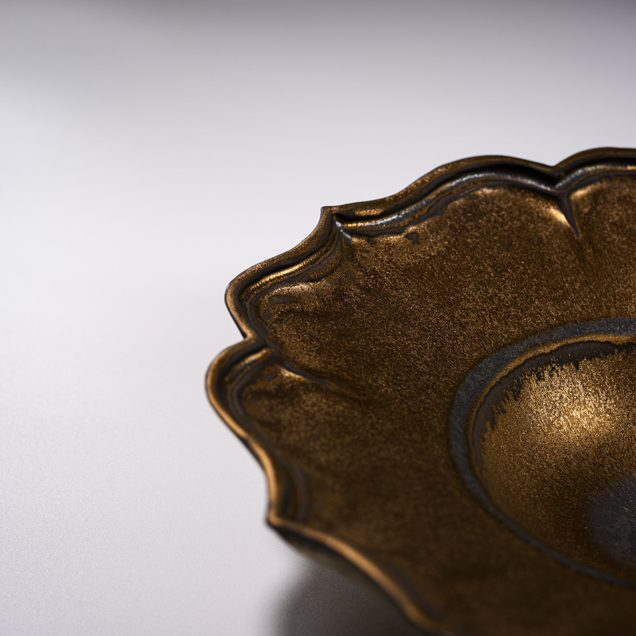 USUKIYAKI Handmade Ceramic Petal Rimmed Bowl - Ryoka Gold - Japanese Pottery for Tea, Desserts & Home Decor