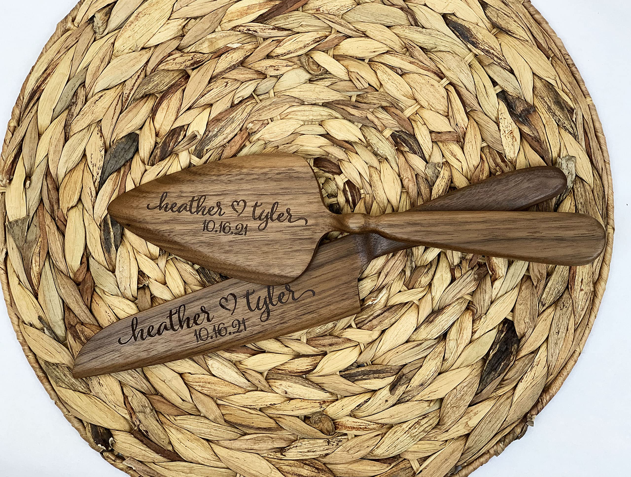 Personalized Laser Engraved Wooden Cake Set with Heart - Rustic Wedding Cake Cutting Server & Knife - Perfect Wedding Gift, Anniversary Gift for Couples - Ideal for Farmhouse Weddings, Romantic Celebrations and Cake Serving