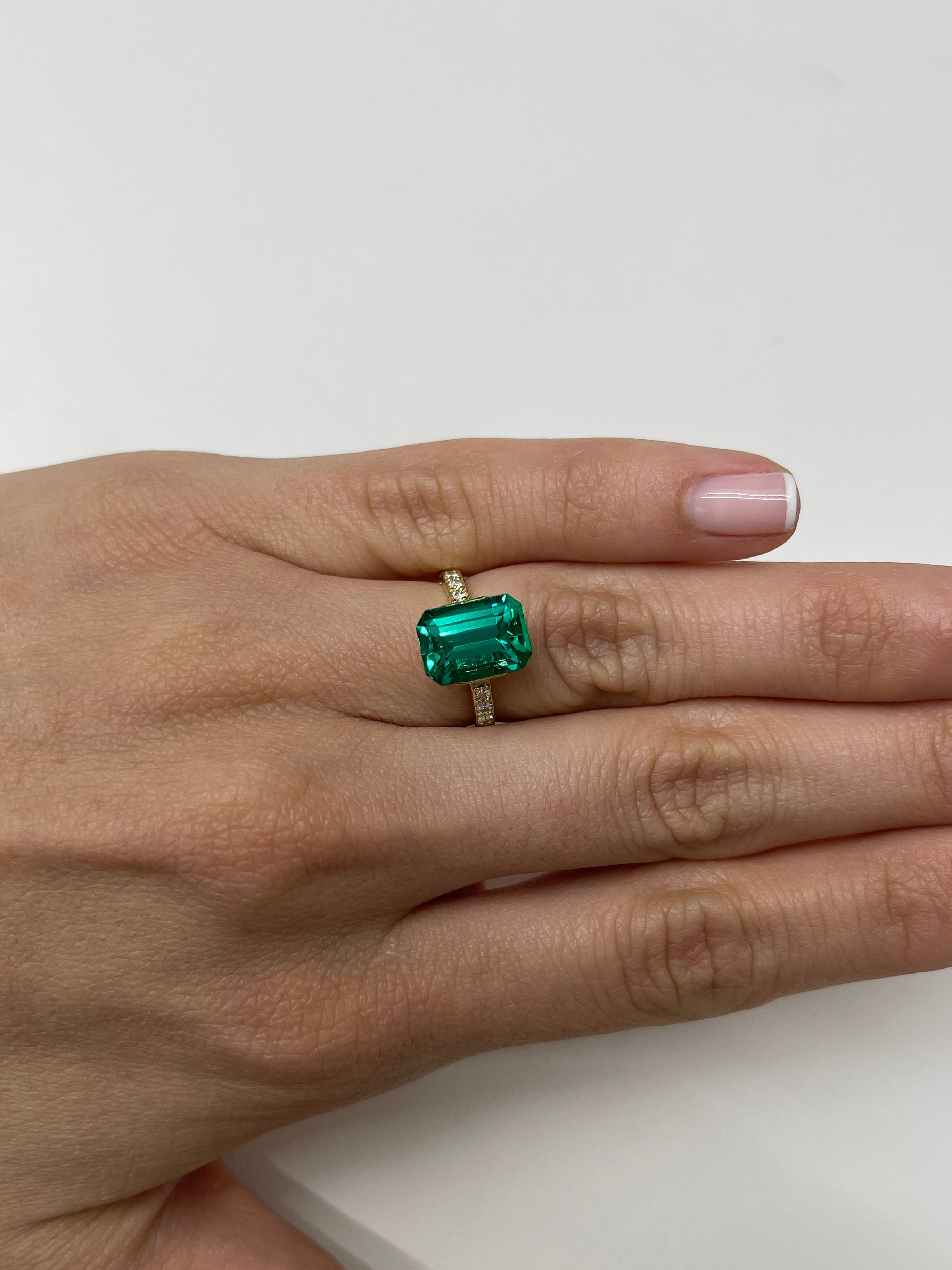4.10 Carat AAA+ Vivid Bluish Green Natural Brazilian Loose Emerald Gemstone - Perfect for Jewelry Making, Engagement Rings & Luxury Gifts