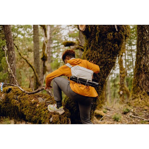 Peak Design Outdoor Sling 7L Cloud - Waterproof Camera Bag for Travel & Hiking - Compact Crossbody Sling Pack for DSLR, Mirrorless & Everyday Essentials (Perfect for Adventure Photography & Urban Commuting)