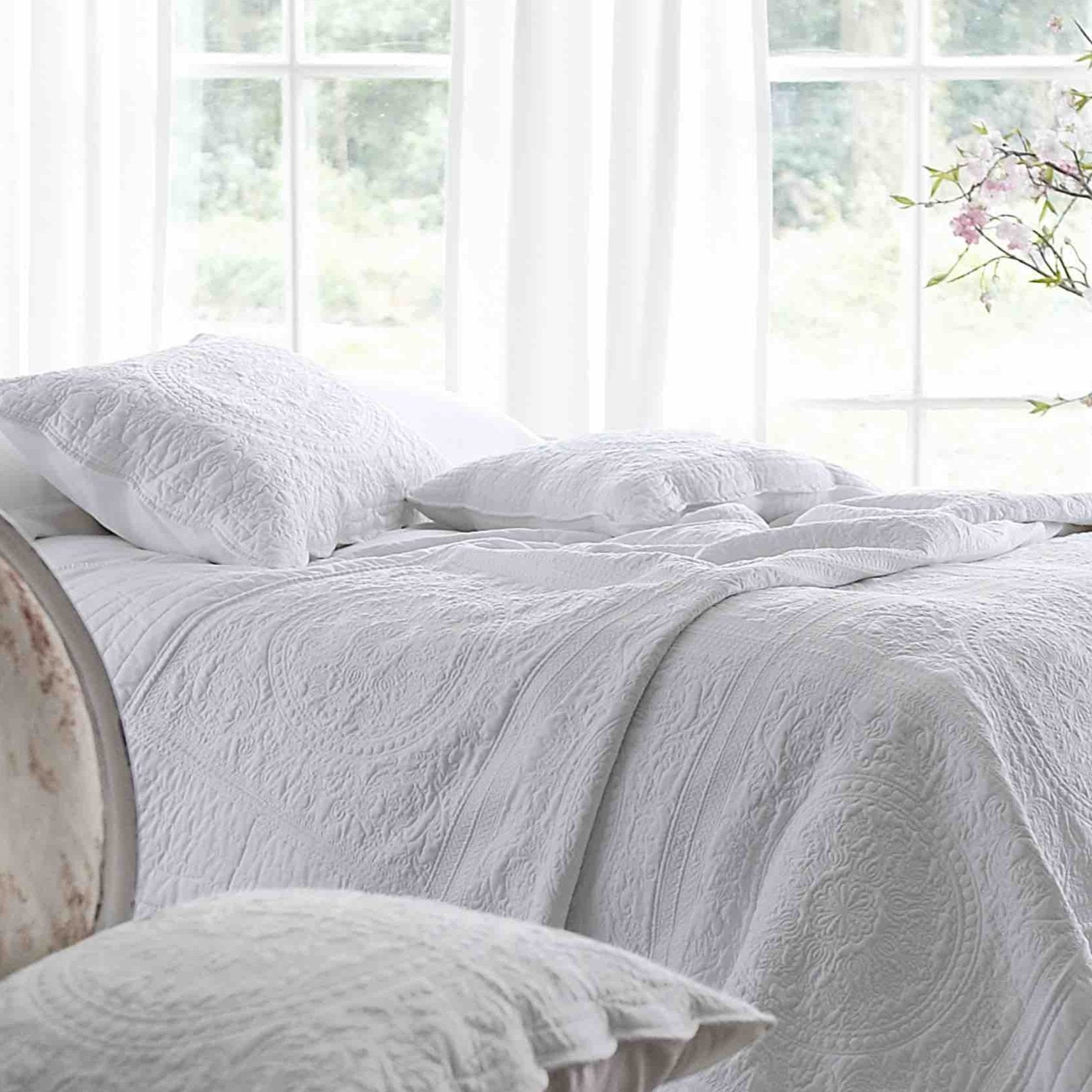 Sashi Athens Bedspread - Queen Size White Cotton Bed Cover - Perfect for Master Bedroom, Guest Room & Hotel Decor