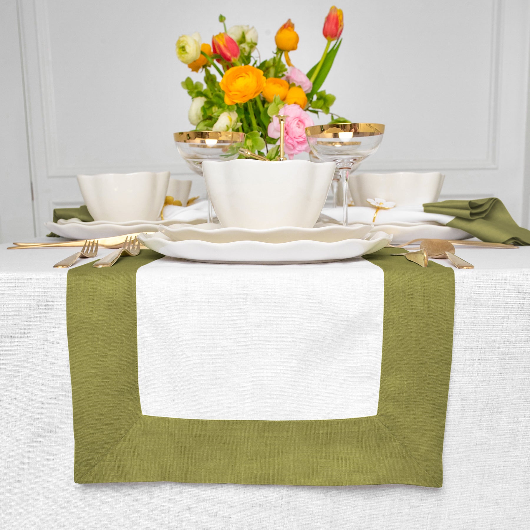 Stylish Contempo Table Runner for Dining & Decor - Elegant Home Tablecloth for Parties, Weddings & Holidays