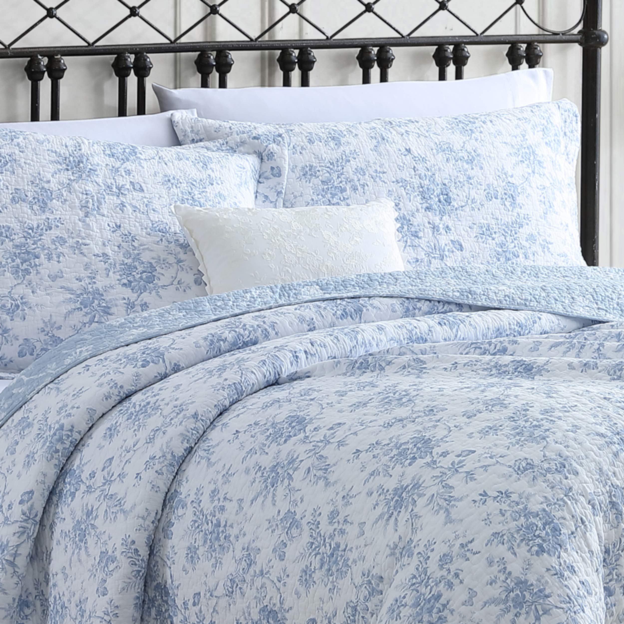 Laura Ashley Home - Reversible Floral Cotton Full/Queen Quilt Set with Matching Shams | Walled Garden Blue | All-Season Bedding for Cozy Bedroom Decor | Perfect for Master Bedrooms, Guest Rooms & Vacation Homes