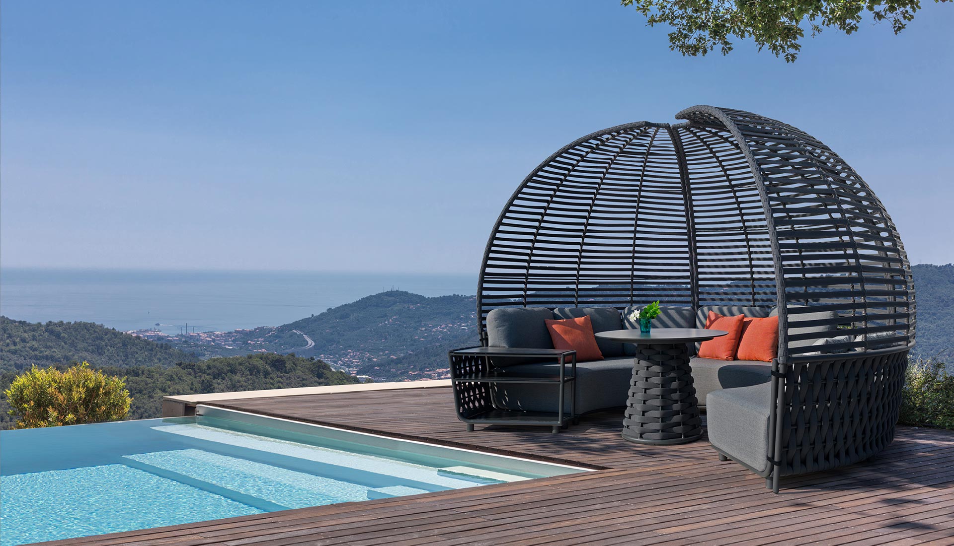 Stylish Couture Jardin Outdoor Side Table - Perfect for Patio, Garden & Poolside Decor | Modern Accent Table for Outdoor Living Spaces