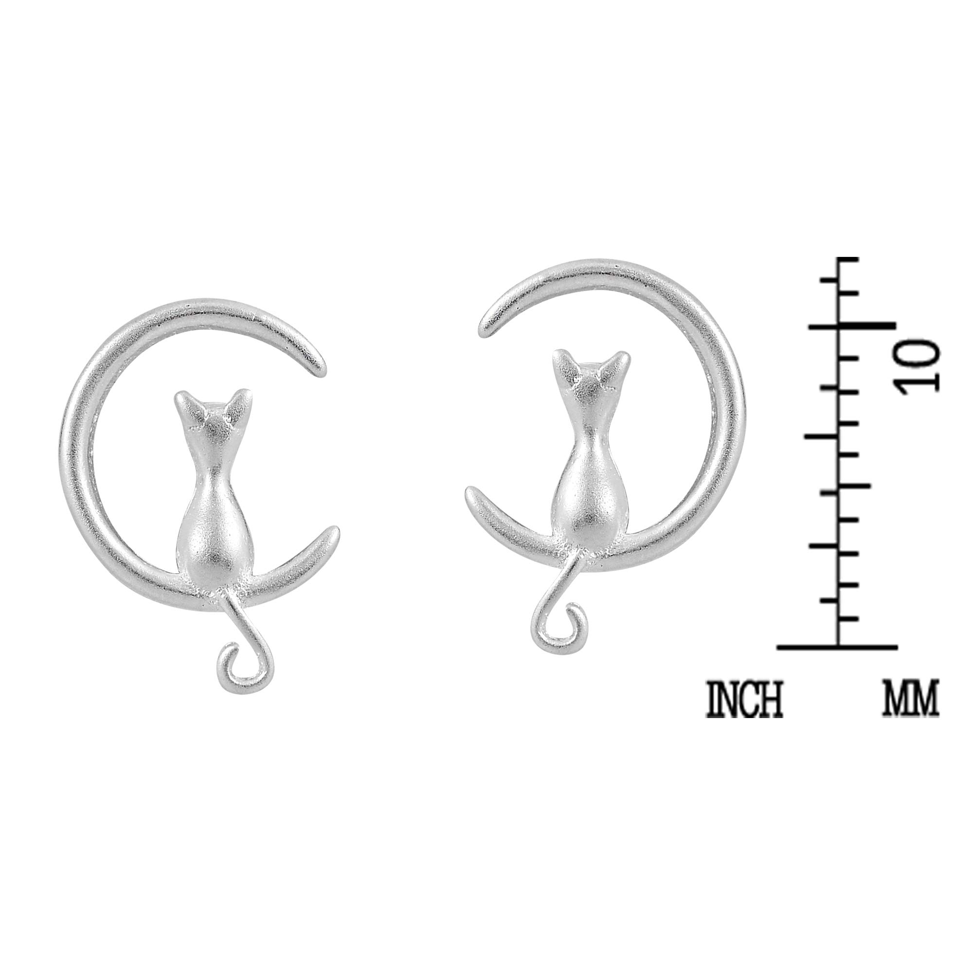 AeraVida Minimalist Sterling Silver Cat Stud Earrings for Women - Cute Cat Sitting on Moon Design | Dainty Preppy Jewelry Gift for Cat Lovers | Perfect for Everyday Wear, Office & Casual Outfits