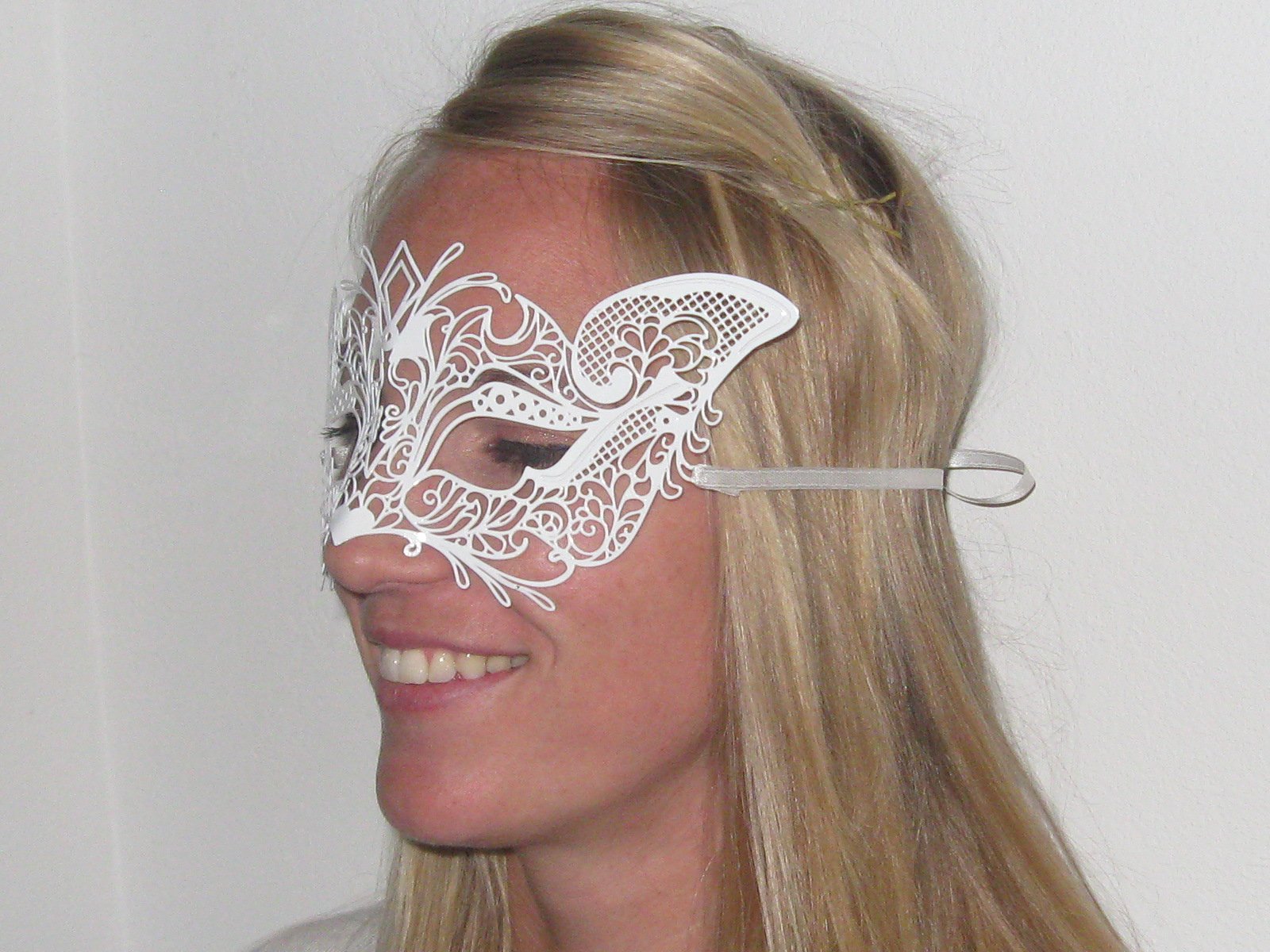 Elegant White Laser-Cut Cat Venetian Carnival Mask - Handmade Venetian Masquerade Mask for Halloween, Costume Parties & Mardi Gras - Perfect for Cosplay, Ball Masks & Themed Events