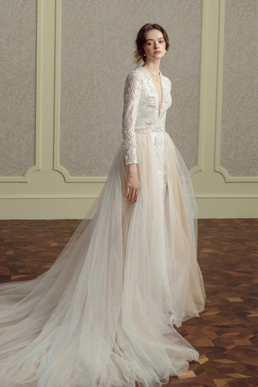 Vintage 2-in-1 Lace A-Line Wedding Dress with Long Sleeves, V-Neck & Backless Design - Elegant Train for Bridal Ceremony & Formal Events