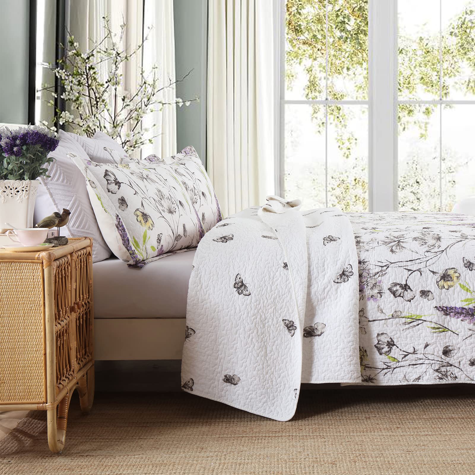 KALOOLA 100% Cotton Reversible King Size Quilt Set - 3 Piece Floral Botanical Bedspread with Purple Flowers, Lightweight All Season Coverlet | Perfect for Spring Bedding, Master Bedroom Decor & Guest Room Comfort