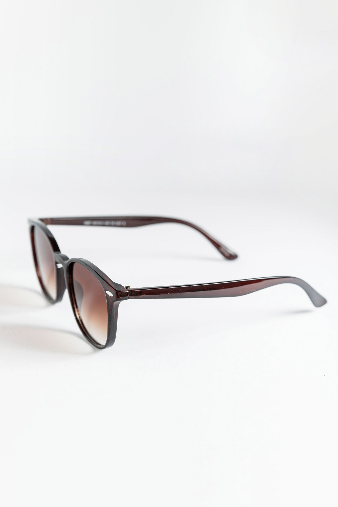 Stylish Brown Wayfarer Sunglasses for Men & Women - UV Protection Polarized Lenses - Perfect for Driving, Beach & Outdoor Activities