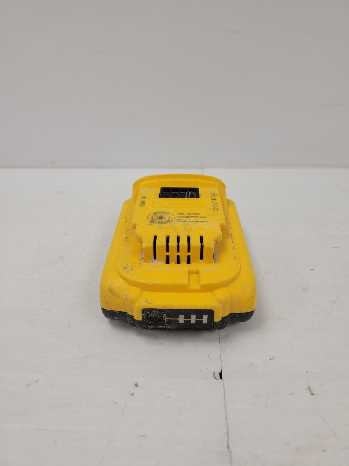 DEWALT DCB203 20V MAX 2.0Ah Lithium-Ion Battery Pack - Power Tools Replacement Battery for Drills, Saws & Outdoor Equipment - Compatible with DEWALT 20V Tools