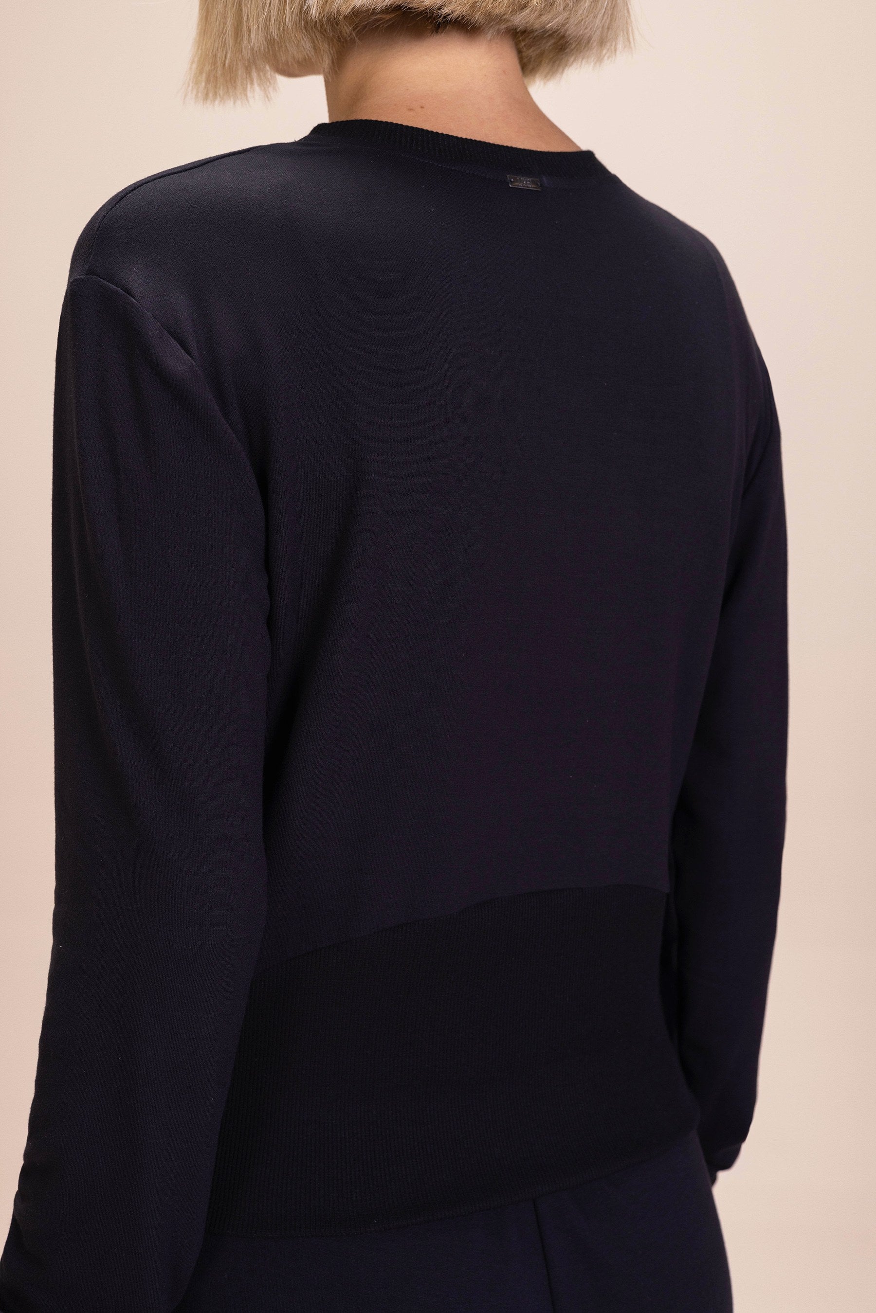 Urban Daily Cropped Sweatshirt for Women - Trendy Oversized Pullover with Thumb Holes | Perfect for Casual Outfits, Streetwear & Loungewear