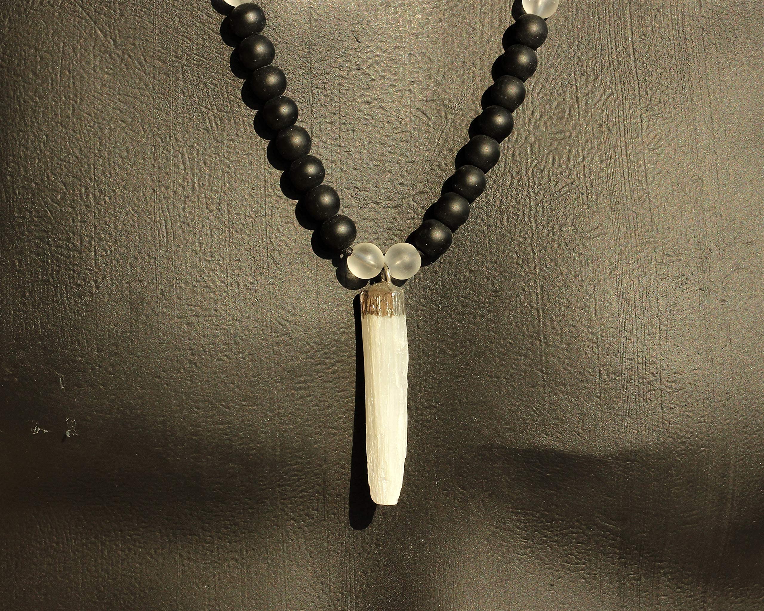 Natural Raw Selenite Pendant Necklace with Black Onyx Beads - Adjustable Macrame Beaded Quartz Necklace for Women - Spiritual Healing Jewelry for Meditation, Yoga & Energy Cleansing