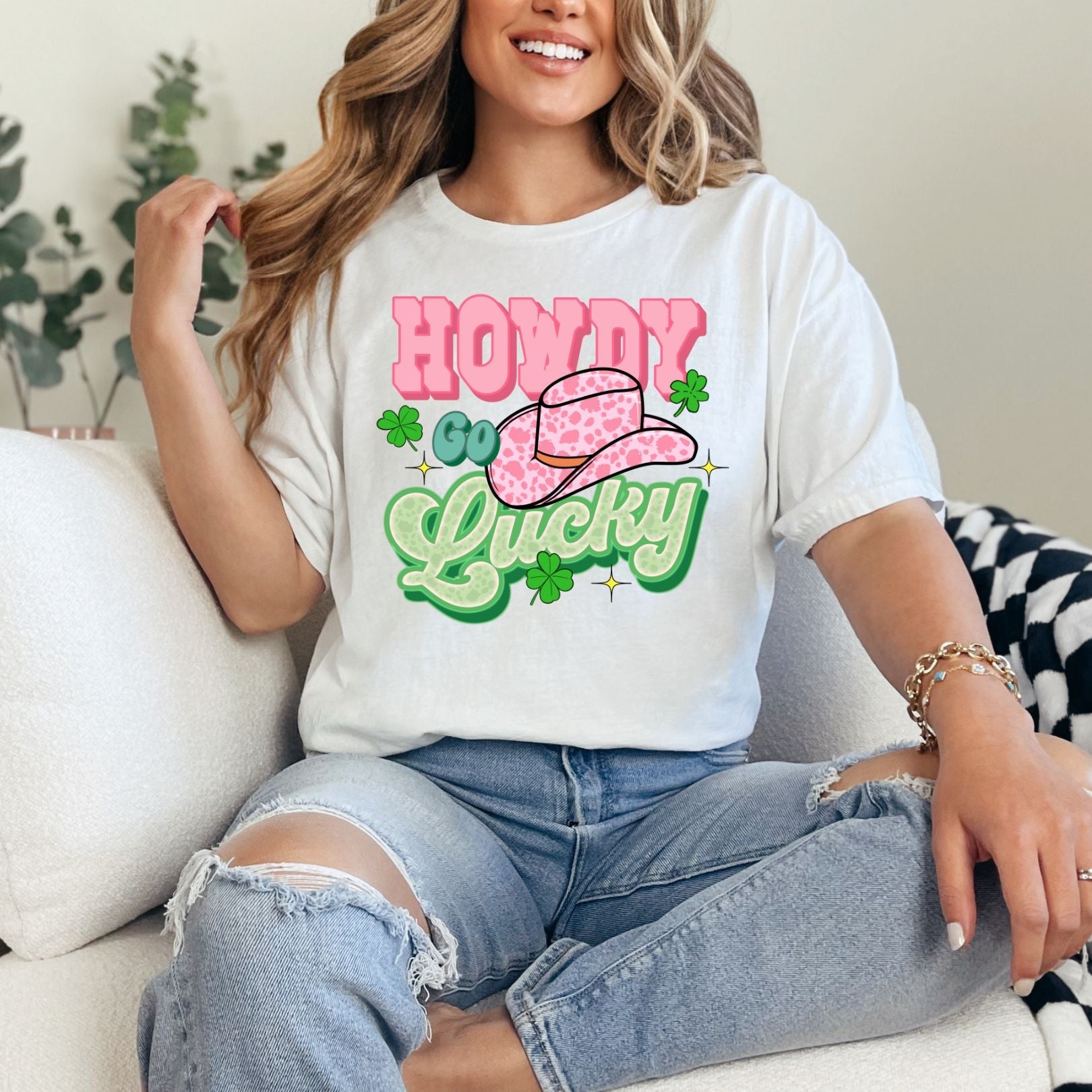 Howdy Go Lucky Graphic Tee - Vintage Western Style T-Shirt for Men & Women - Perfect for Casual Wear, Parties & Country Music Festivals