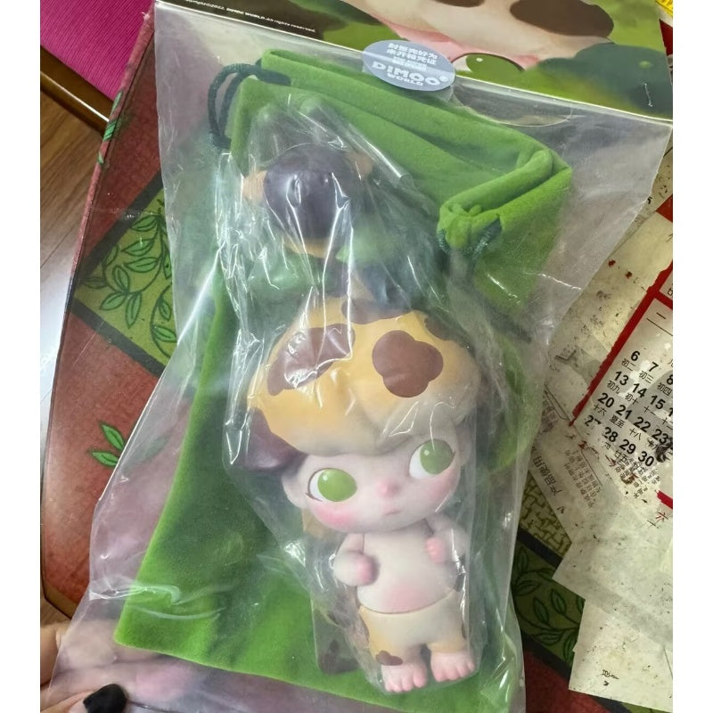 DIMOO Giraffe Plus Limited Edition Collectible Figure - Cute Animal Statue for Home Decor, Office Display & Gift Giving