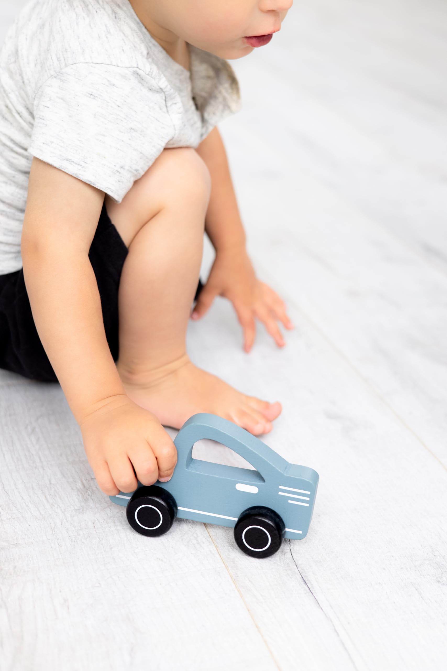 Pearhead Wooden Push and Pull Toy Car - Montessori Baby & Toddler Learning Toy - Gender Neutral Wooden Car for Boys & Girls - Perfect Nursery Toy for Early Childhood Development - Great for Playtime, Motor Skills & Sensory Exploration