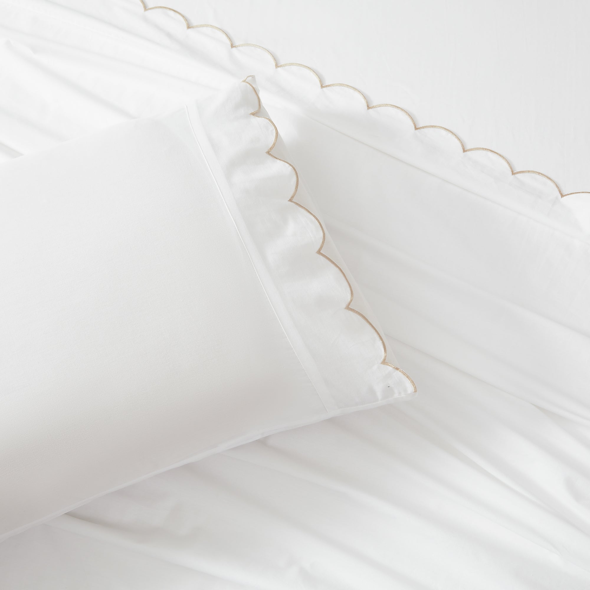 Coastal Chic Scalloped Edge Cotton Sheet Set - Soft & Breathable Bedding for Beach House, Guest Room & Master Bedroom - Perfect for Summer Nights & Coastal Decor