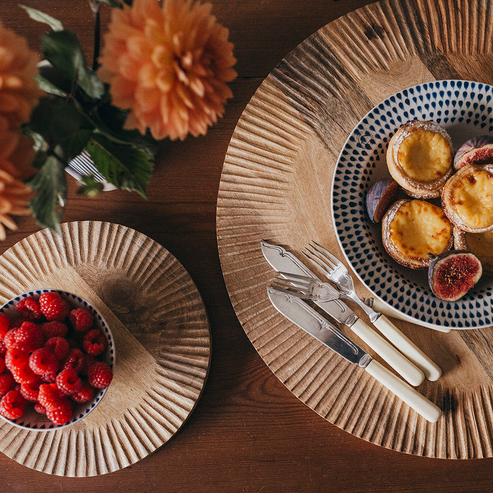 Premium Mango Wood Round Chopping Board with Ribbed Edge - Natural Wood Cutting Board for Kitchen, Charcuterie, Cheese Serving & Food Prep - Perfect for Home Cooking & Entertaining