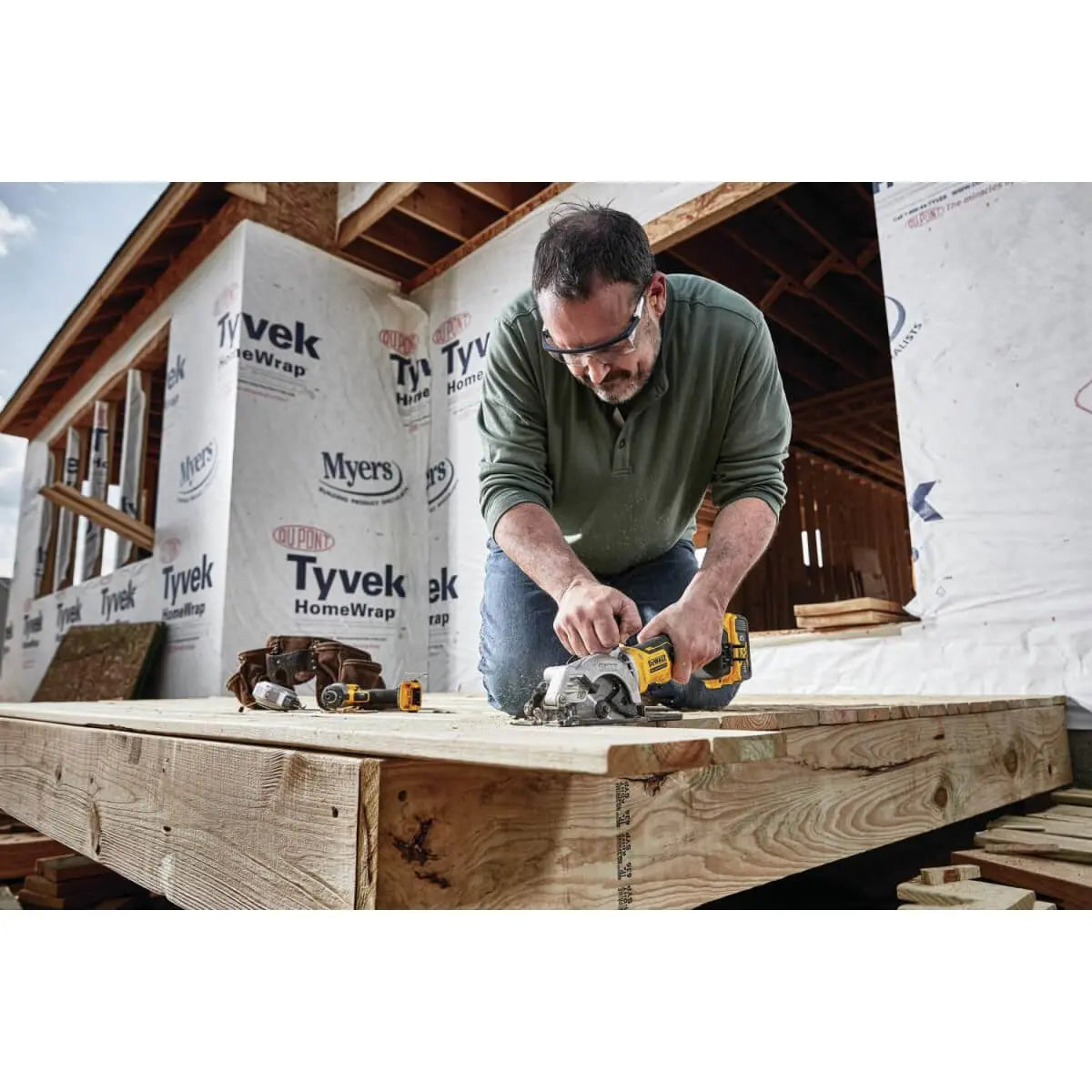 DEWALT DCS571B ATOMIC 20V MAX Brushless 4-1/2 Inch Cordless Circular Saw (Tool Only) - Perfect for Woodworking, DIY Projects, and Construction Jobs