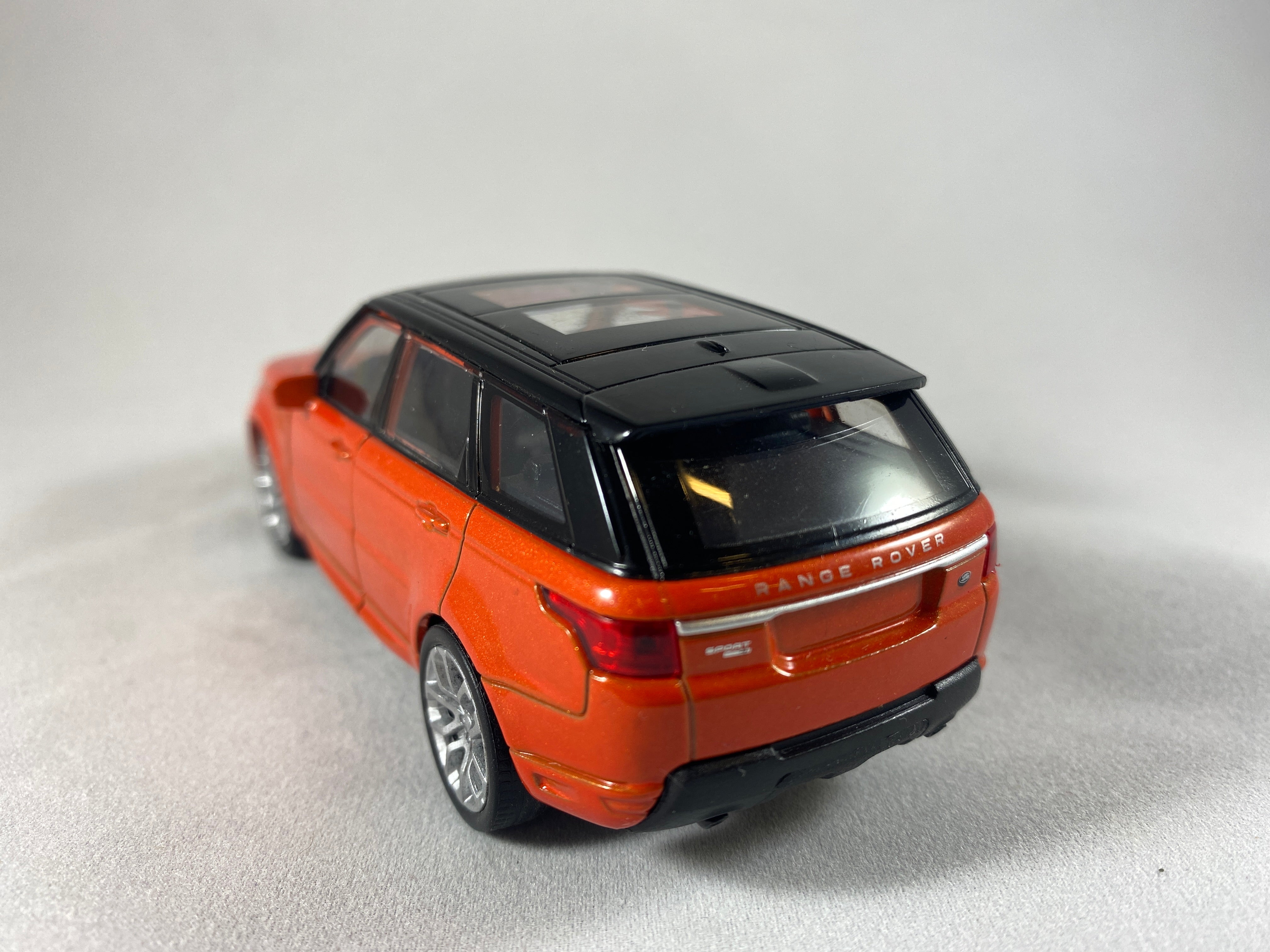 Diecast SUV Model Cars Collection - 1:24 Scale Metal Alloy Toy Vehicles for Collectors & Kids - Perfect for Display, Gifts & Play Scenes