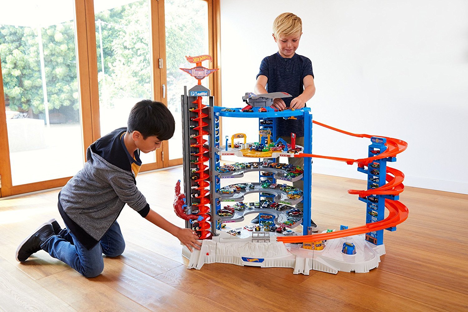 Hot Wheels Super Ultimate Garage Toy Car Track Set with 4 1:64 Scale Die-Cast Cars | 3+ Feet Tall Playset with Motorized Gorilla & Storage for 140 Cars | Amazon Exclusive | Perfect for Kids' Birthday Gifts & Racing Playtime