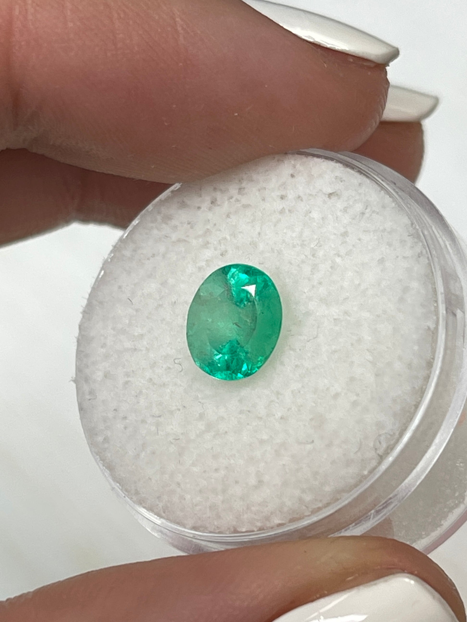 1.55 Carat Light Spring Green Natural Loose Colombian Emerald Oval Cut Gemstone for Jewelry Making, Engagement Rings & Fine Collections - Perfect for Birthstone Gifts & Luxury Accessories