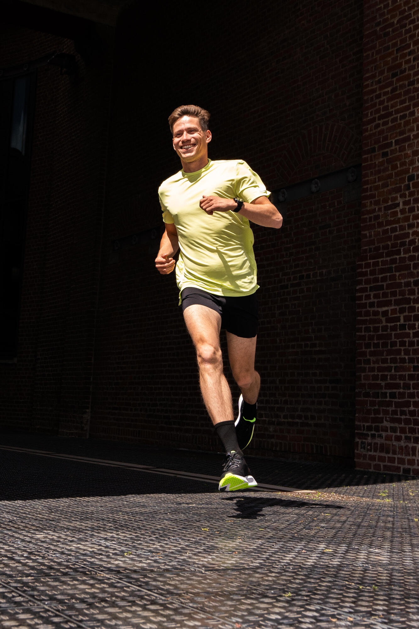 Kiprun Men's Run 500 Dry Running T-Shirt - Moisture Wicking Performance Shirt for Marathon & Workout - Lightweight Breathable Athletic Top for Jogging, Gym & Outdoor Sports