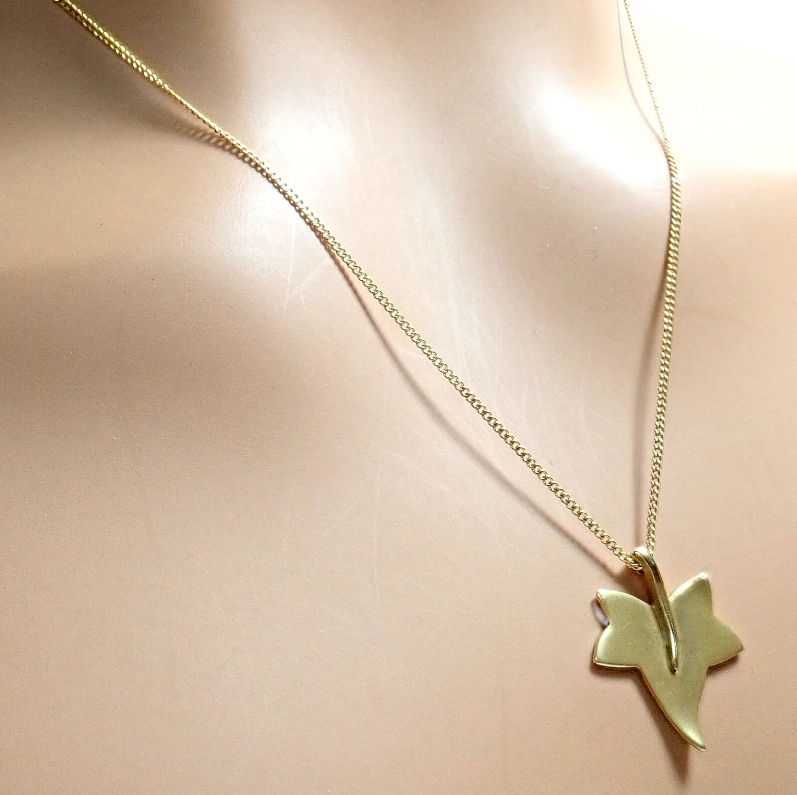 Authentic Tiffany & Co Cummings 18k Yellow Gold Leaf Pendant Necklace Vintage 1980 - Elegant Jewelry Gift for Women, Perfect for Anniversaries & Special Occasions