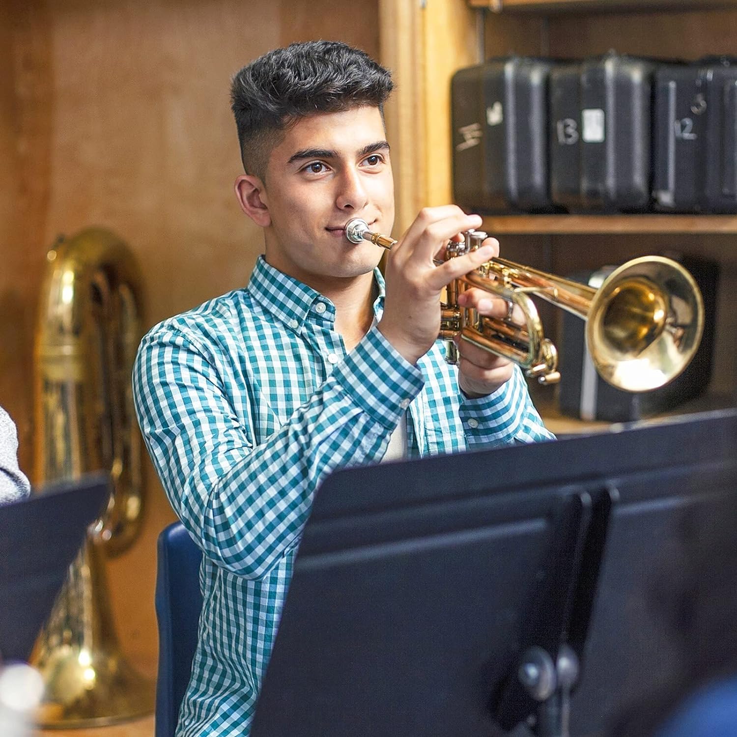 Vangoa Bb Trumpet Brass Standard Gold Beginner Trumpet for Students & Adults - Includes Hard Case, Stand, Cleaning Kit, White Gloves, Valve Oil & 7C Mouthpiece - Perfect for School Band, Orchestra & Music Practice