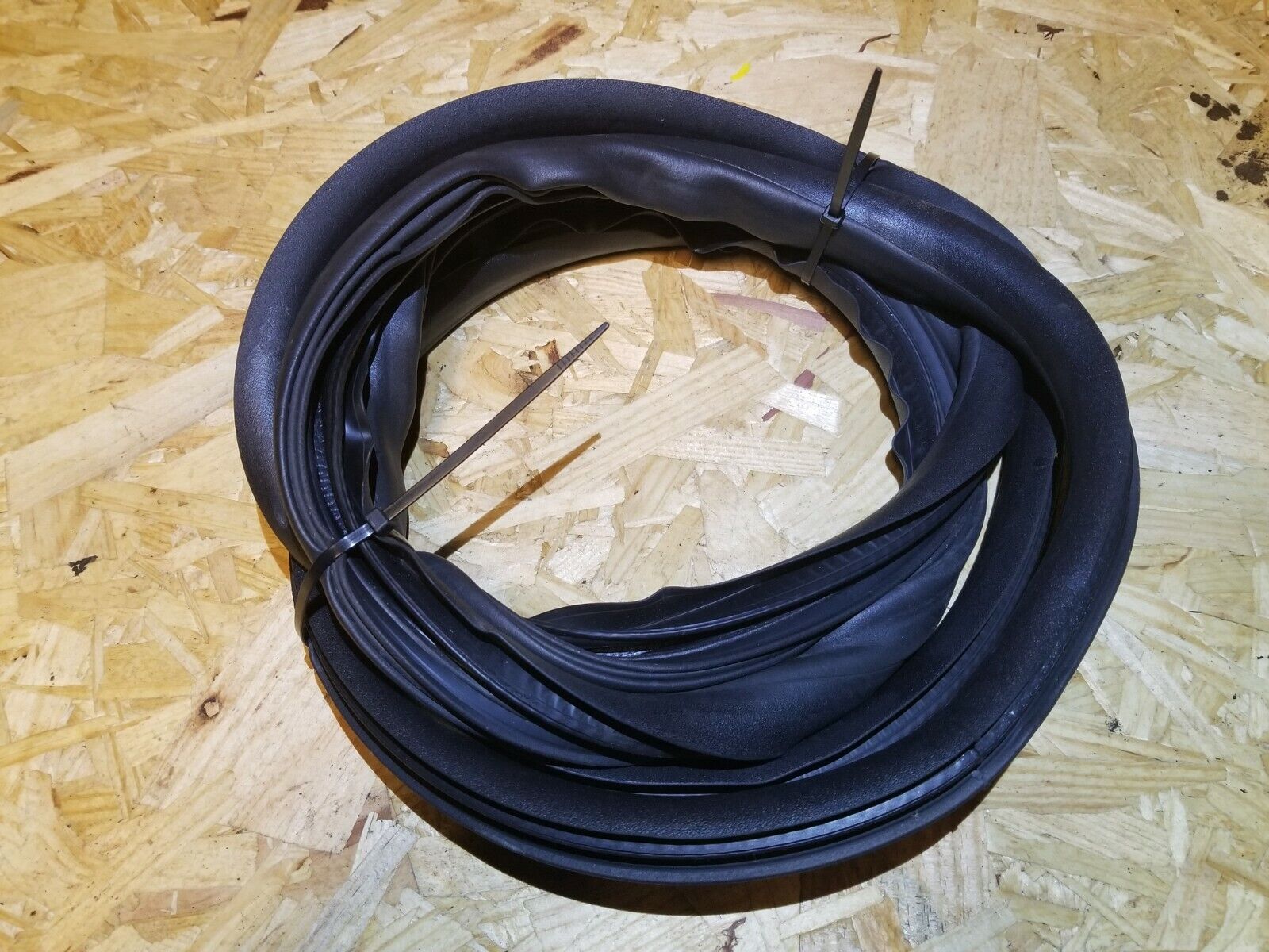 05 06 07 Volvo S40 Front Right Passenger Side Door Weatherstrip Seal OEM Replacement - Perfect for Car Door Leak Repair & Weather Protection