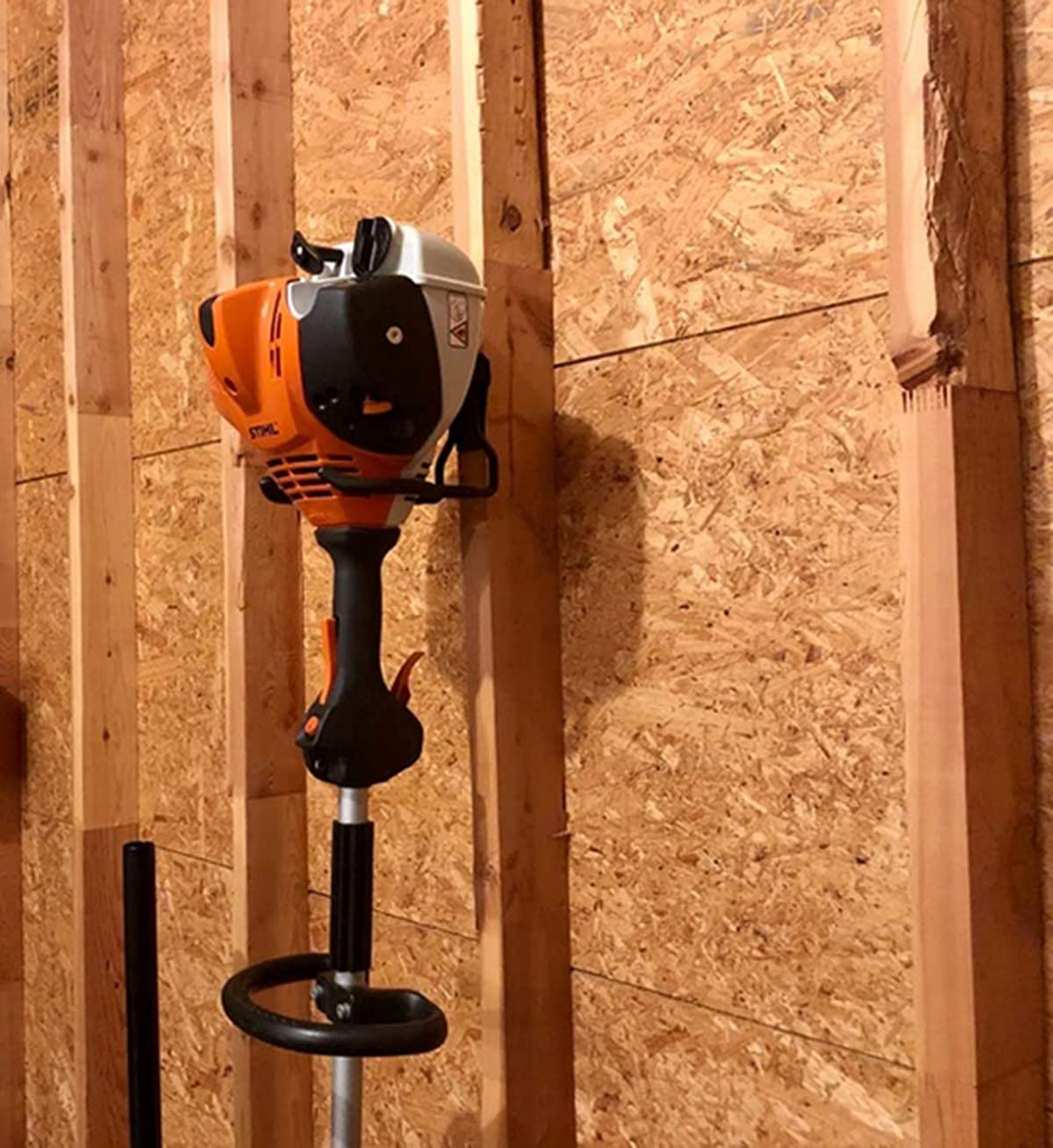 Heavy Duty Chainsaw Wall Mount Hanger - Universal Chainsaw Tool Holder for Garage & Shed Storage - Wall Mounted Chainsaw Rack Organizer - Perfect for Workshop, Garage, and Outdoor Tool Storage (No Chainsaw Included)