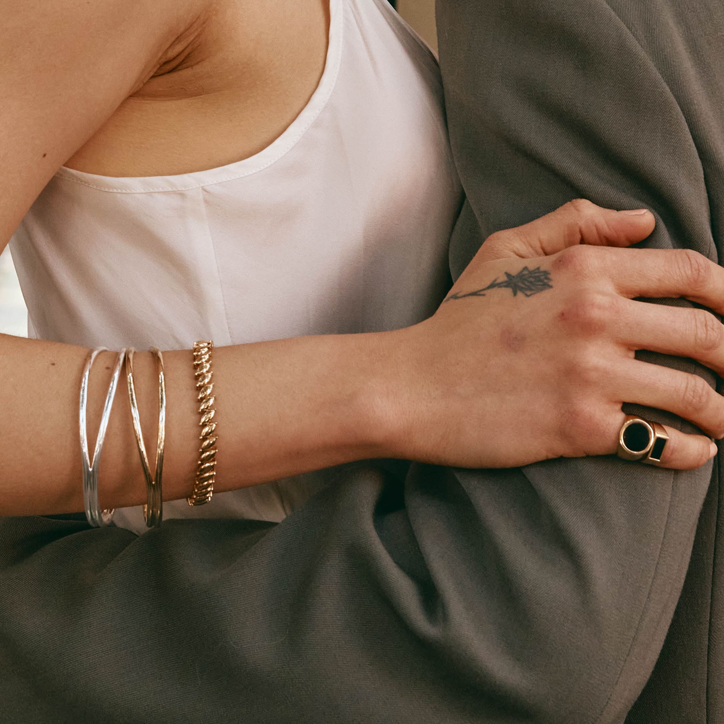 Stylish Round Black Onyx Unisex Gold Pinky Ring for Men & Women - Perfect for Weddings, Parties & Everyday Fashion