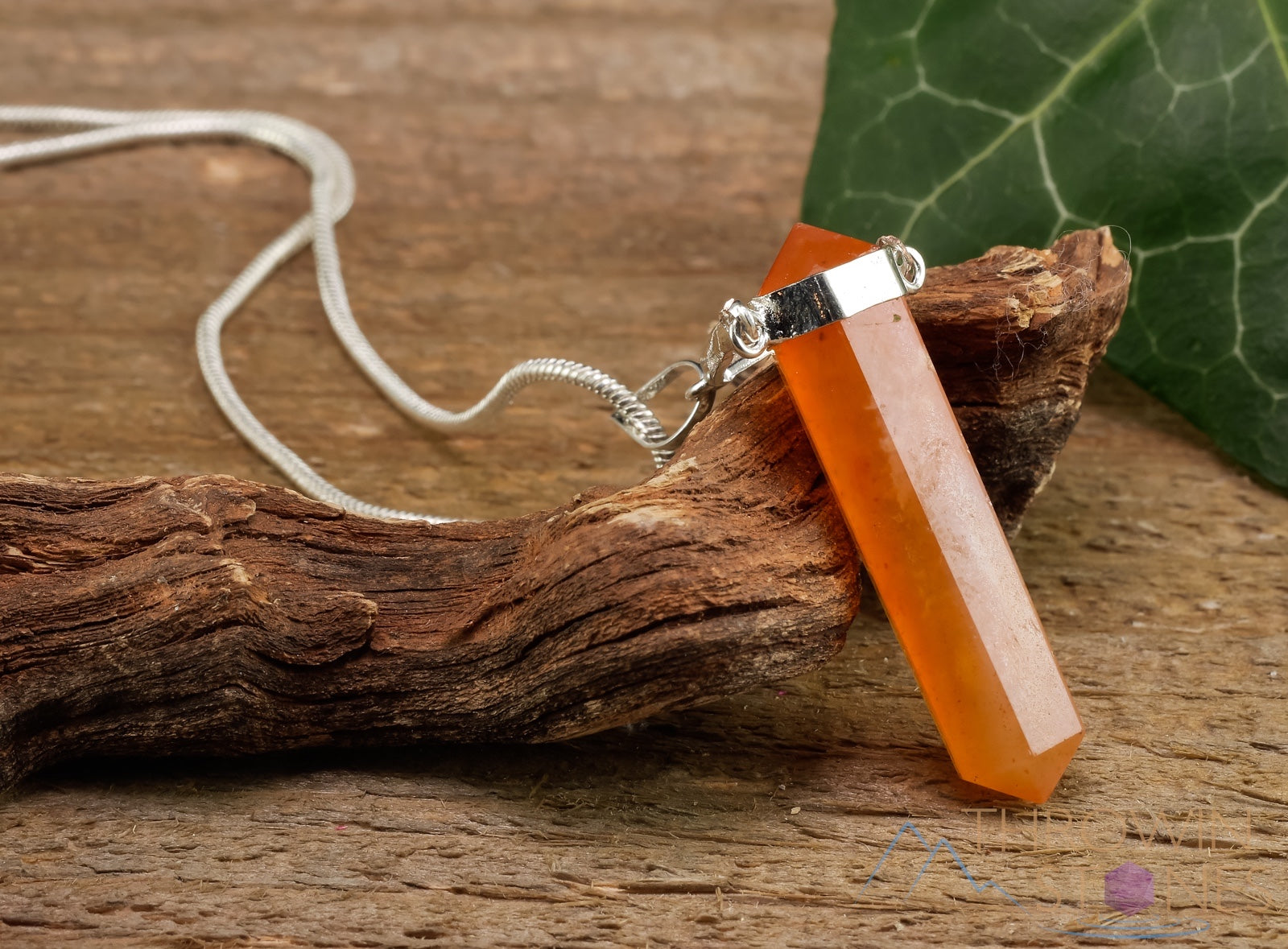 Natural Carnelian Crystal Pendant Necklace - Handmade Healing Stone Jewelry with Crystal Points - Spiritual Energy & Chakra Balancing - Perfect for Meditation, Yoga & Gift Giving E0916
