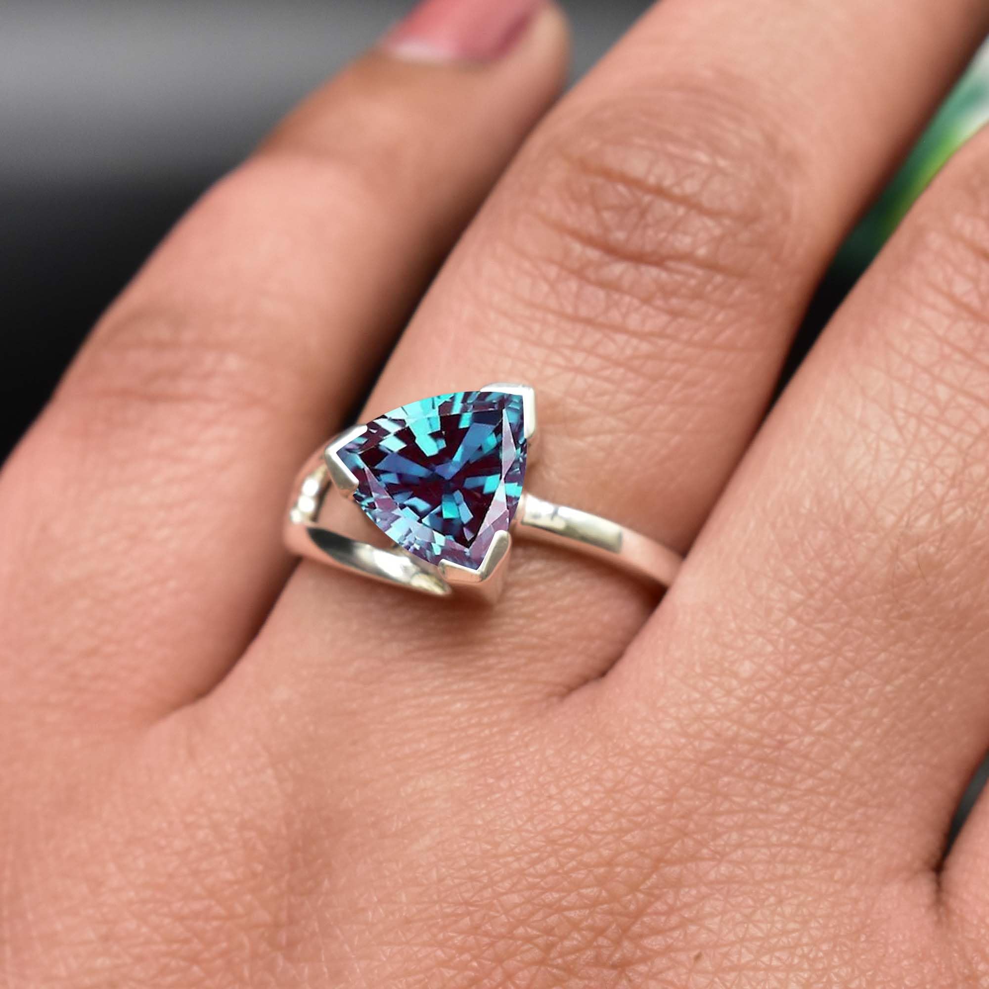 Natural Alexandrite Trillion Cut Gemstone Ring for Women - 925 Sterling Silver Multicolor Wedding Ring, Elegant Jewelry Gift for Her | Perfect for Engagement, Anniversary & Special Occasions