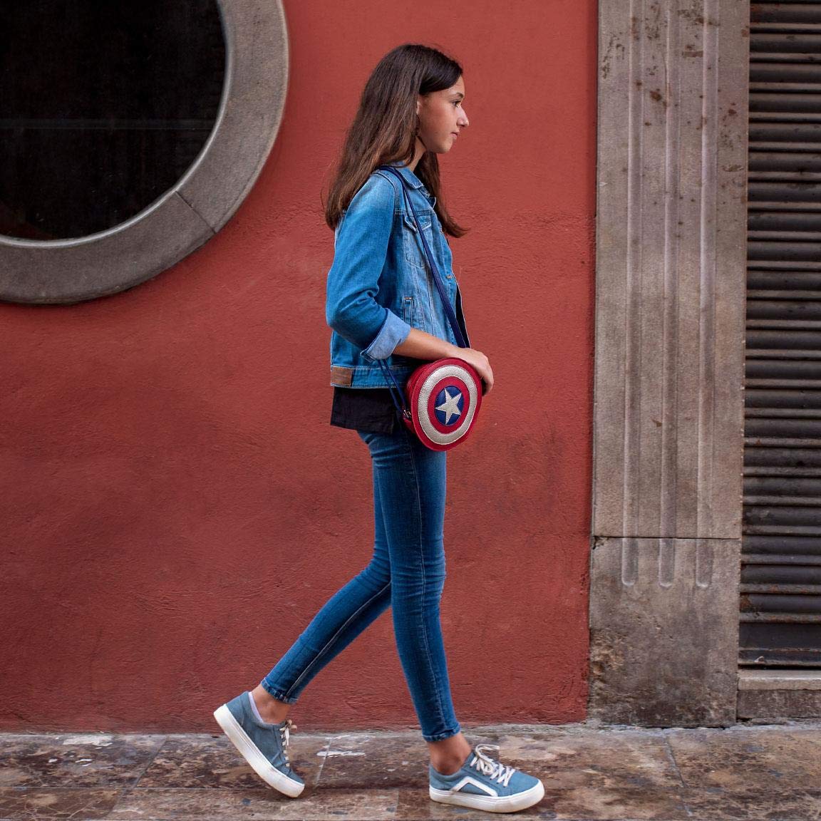 Original Title: ARTESANIA CERDA BOLSO BANDOLERA Avengers, Red (Red)   Optimized Title: Handmade Leather Crossbody Bag - Avengers Themed, Red (Perfect for Cosplay, Comic Con & Superhero Fans)