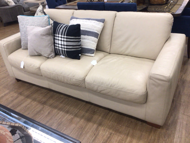 Natuzzi Genuine Leather Sleeper Sofa Bed - Convertible Comfort for Living Room, Guest Room & Small Spaces