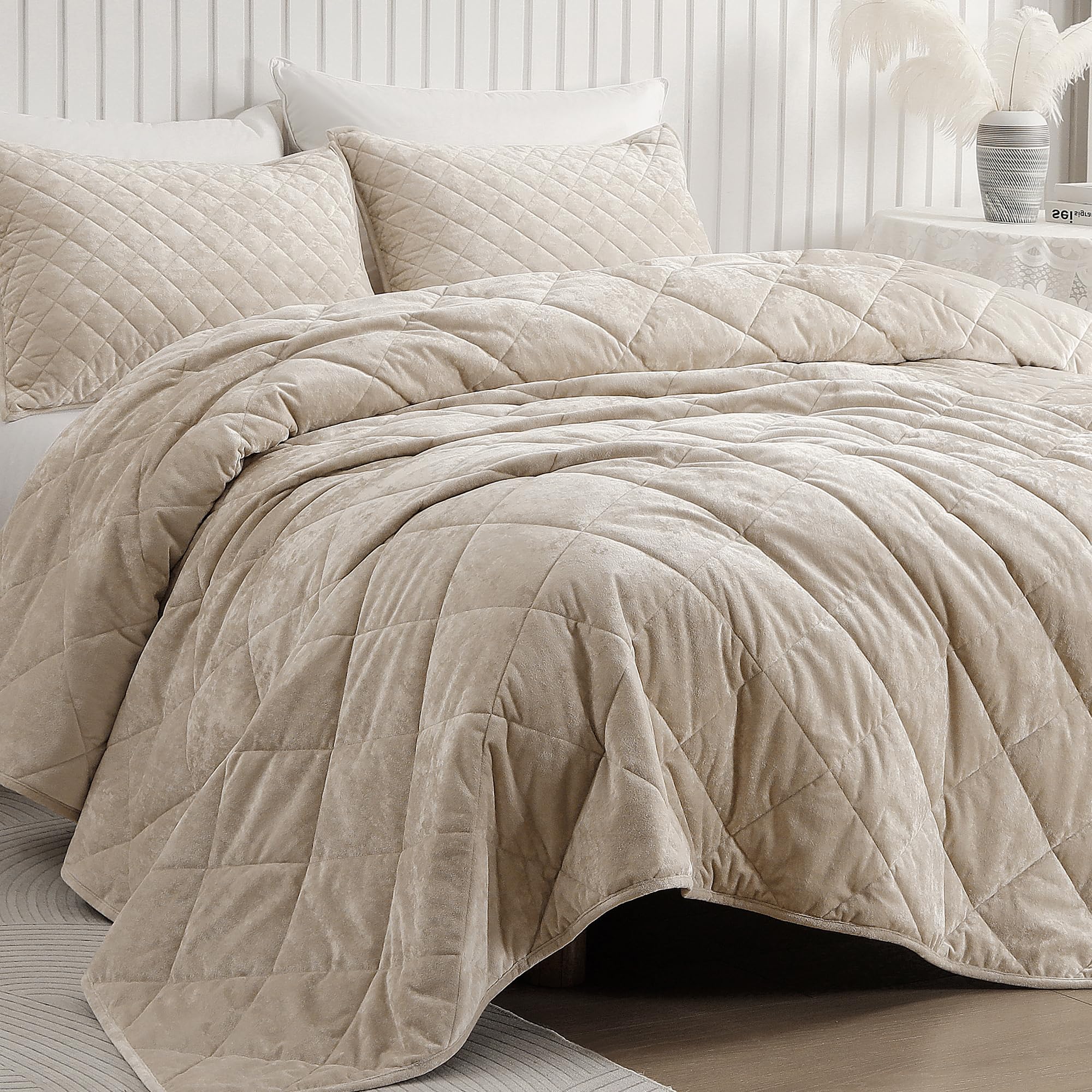 Luxury Velvet Quilt Set King Size - Ultra Soft Lightweight Summer Velvet Comforter Set with Diamond Pattern, Oversized Bedspread Coverlet & 2 Shams for All Seasons (Beige, King) | Perfect for Master Bedroom, Guest Room & Cozy Home Decor