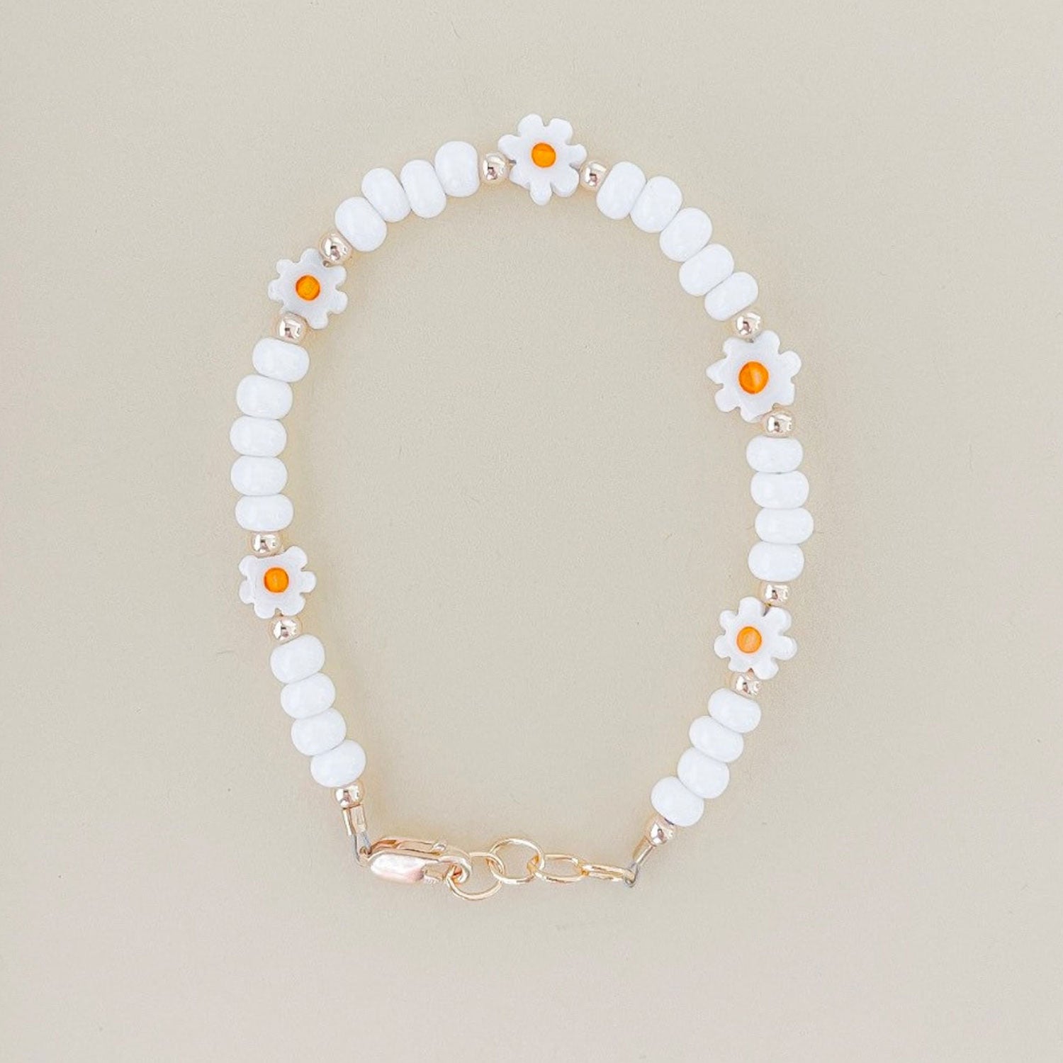 Elegant White Daisy Bracelet for Women - Dainty Floral Jewelry Gift for Her - Perfect for Weddings, Parties & Everyday Wear