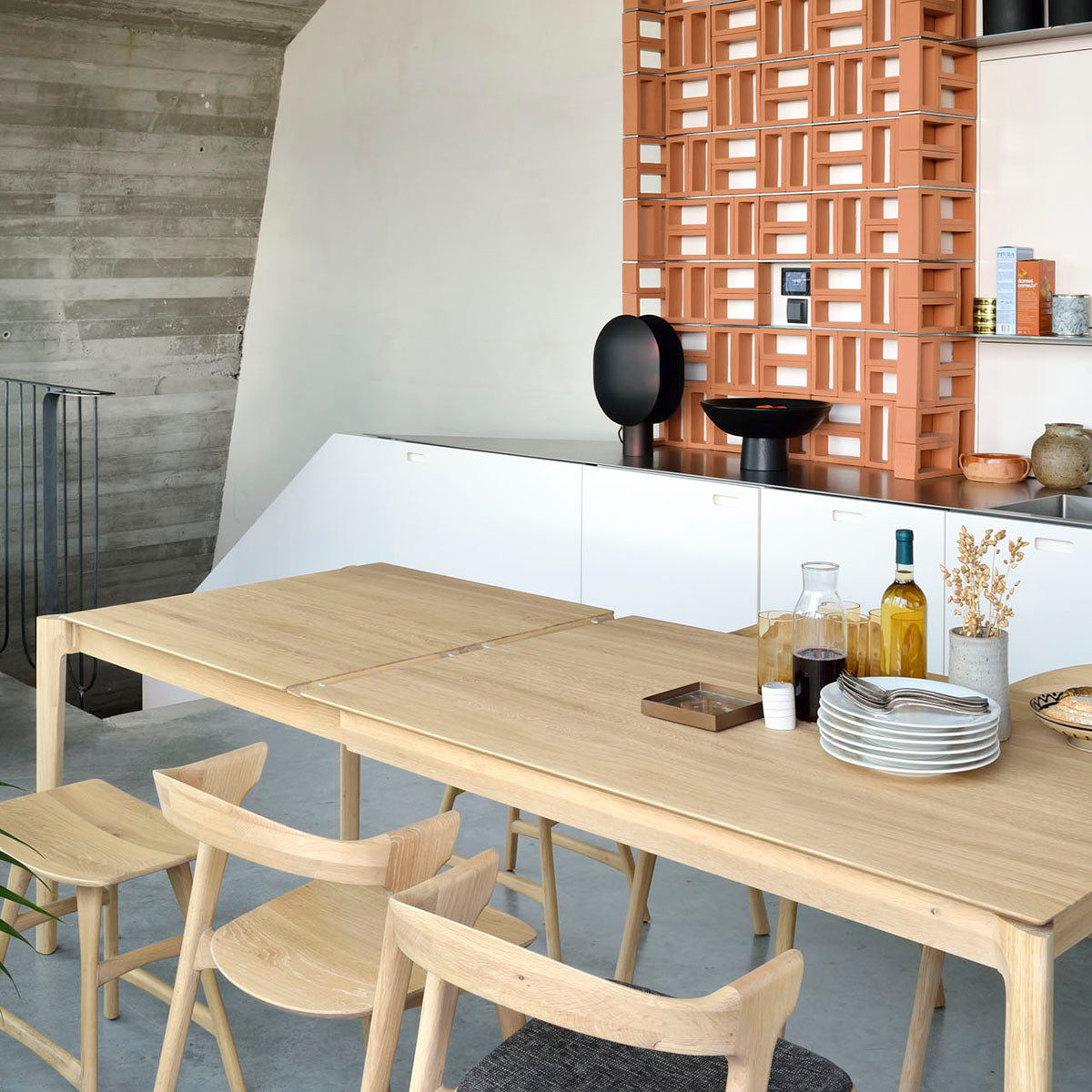 Extendable Dining Table for Small Spaces - Expandable Wooden Table for Kitchen & Dining Room - Perfect for Family Gatherings & Dinner Parties
