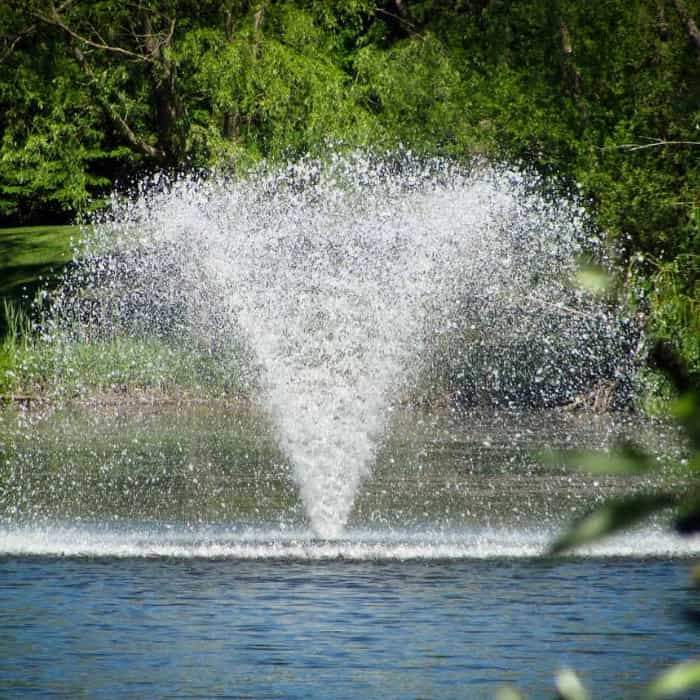 Scott North Star Floating Pond Aerator Fountain - Energy Efficient Water Aeration System for Lakes, Ponds & Small Water Features - Perfect for Backyard Ponds, Koi Ponds & Water Gardens