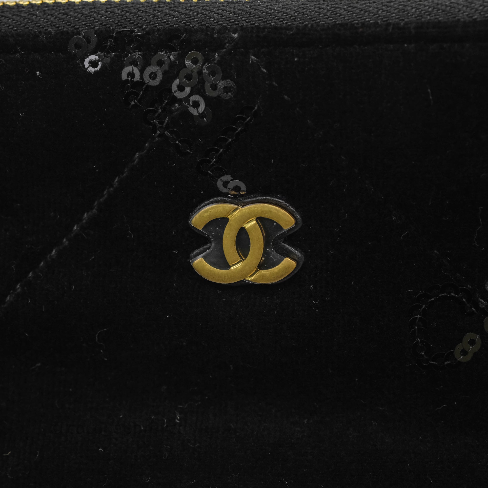 Chanel 22 Medium Handbag with Sequins Logo in Black Velvet - Perfect for Evening Parties, Date Nights & Luxury Fashion Events