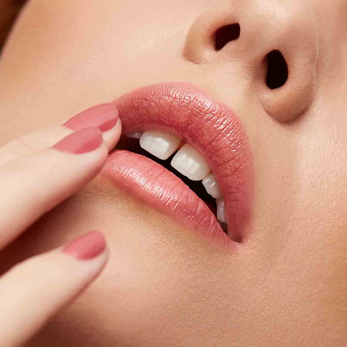 Revlon Super Lustrous Glass Shine Lipstick - Nude Illuminator Lip Gloss for Natural Everyday Makeup & Glamorous Night Out Looks