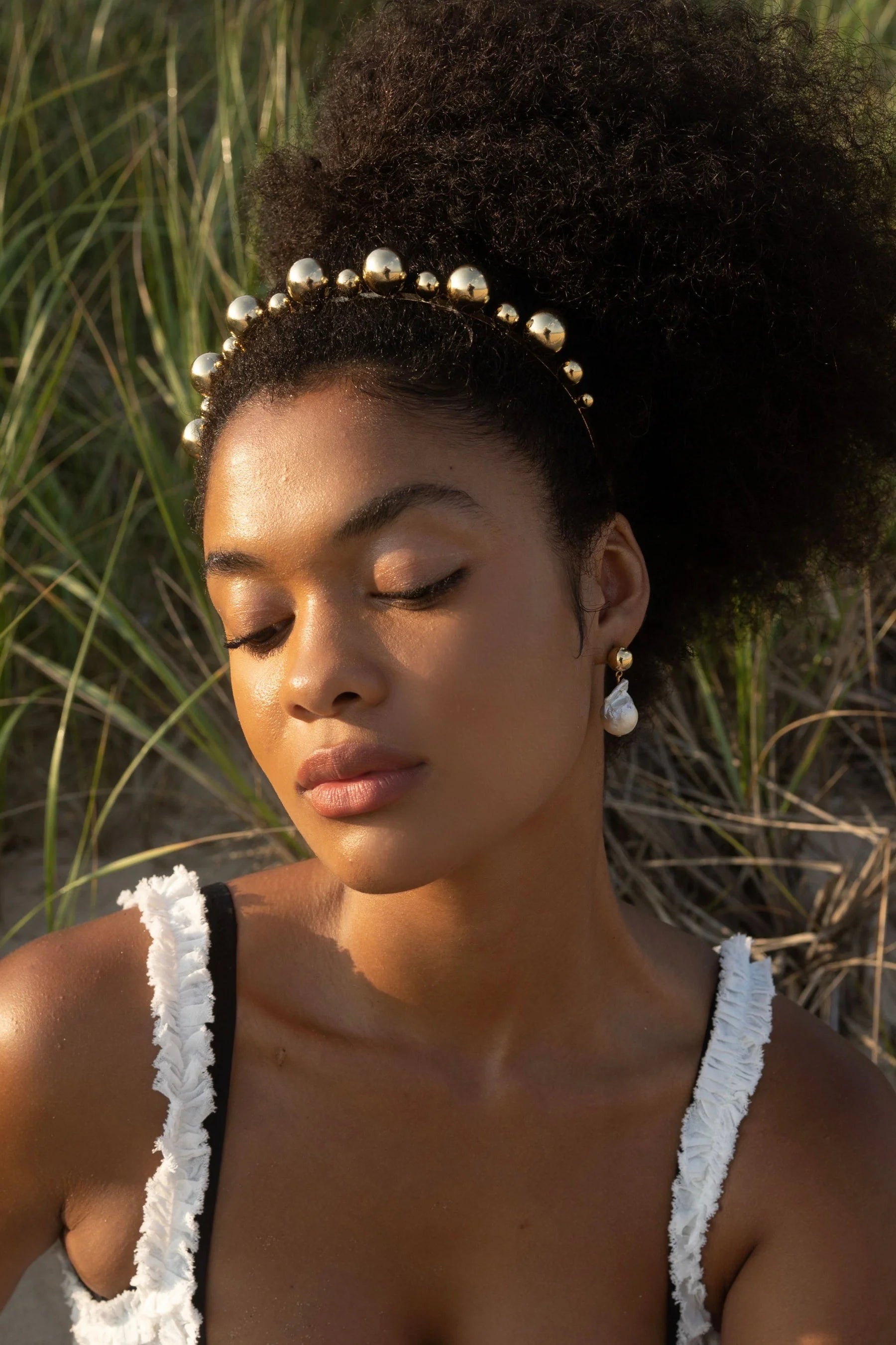Stylish Metal Headband for Women - Fashionable Hair Accessory for Everyday Wear & Special Occasions