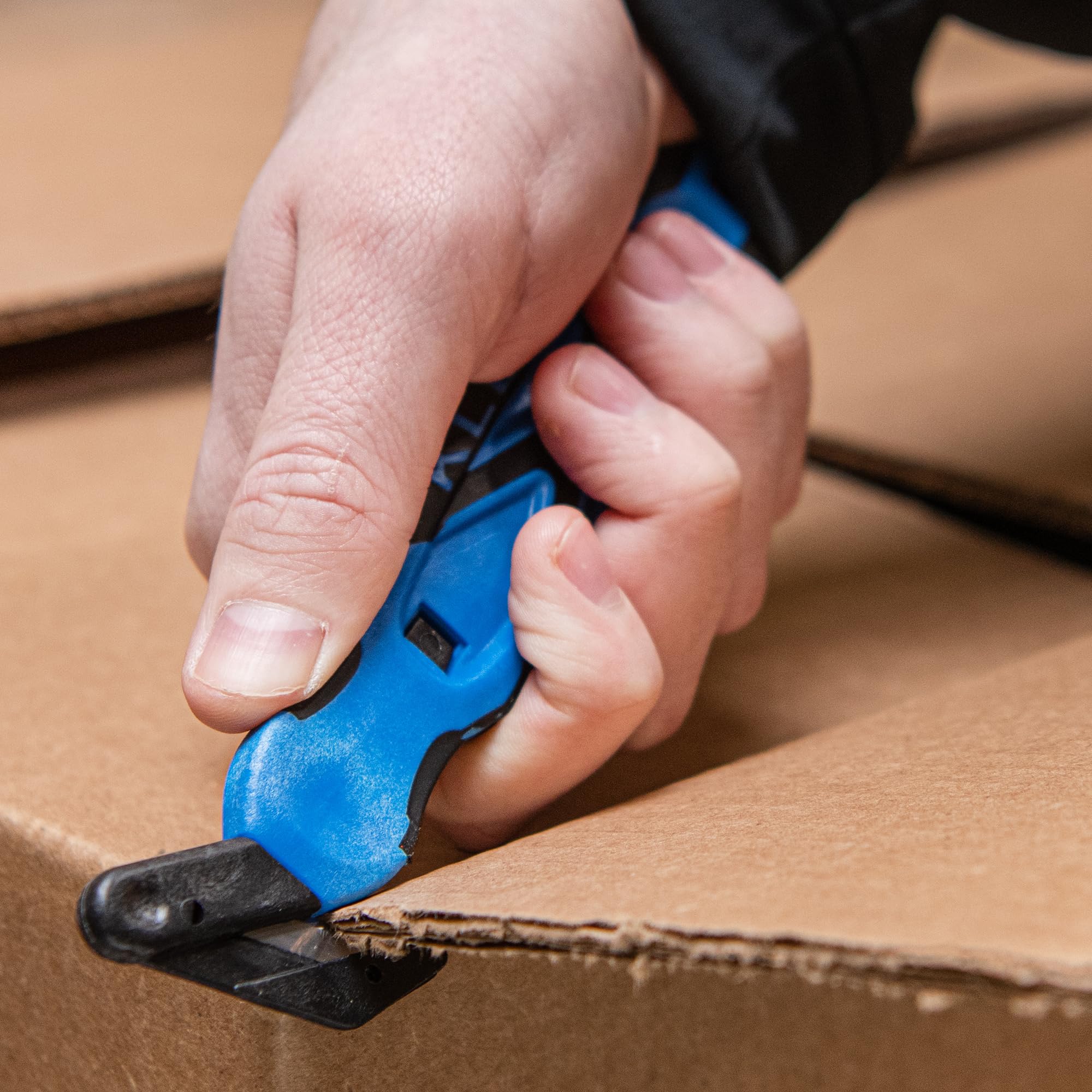 Klever XChange Box Cutter - 10 Pack Heavy Duty Utility Knife with Wide Cut Head & Ergonomic Soft Grip Handle - Ideal for Cutting Boxes, Packages, Film, Tape & Thick Materials (Blue, KCJ-XC-30B) - Perfect for Warehouse, Shipping, Retail & Home Use