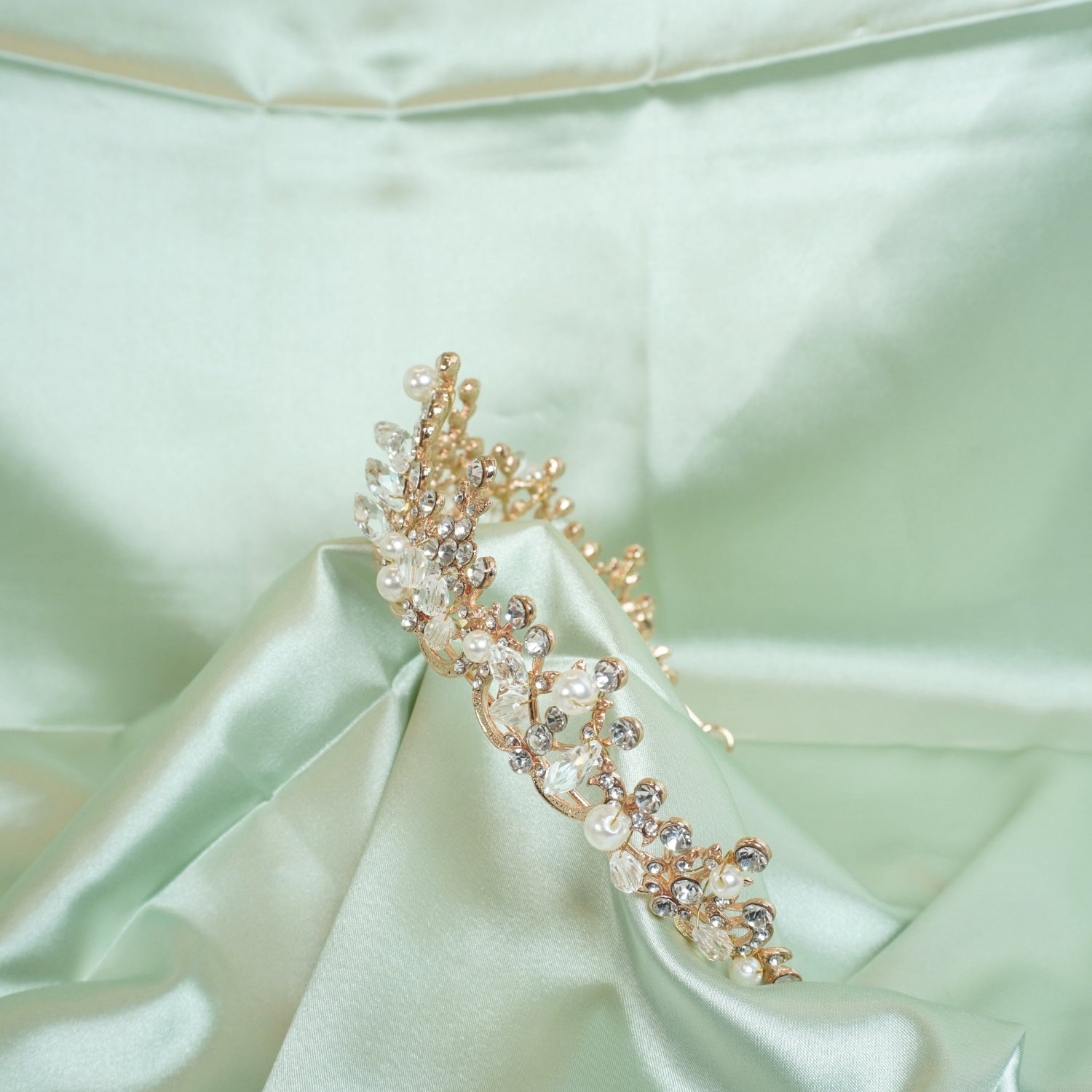 Elegant Wedding Tiara & Crown for Women - Sparkling Pageant Hair Jewelry - Perfect Quinceanera Bride Gift - Ideal for Weddings, Prom, and Special Occasions