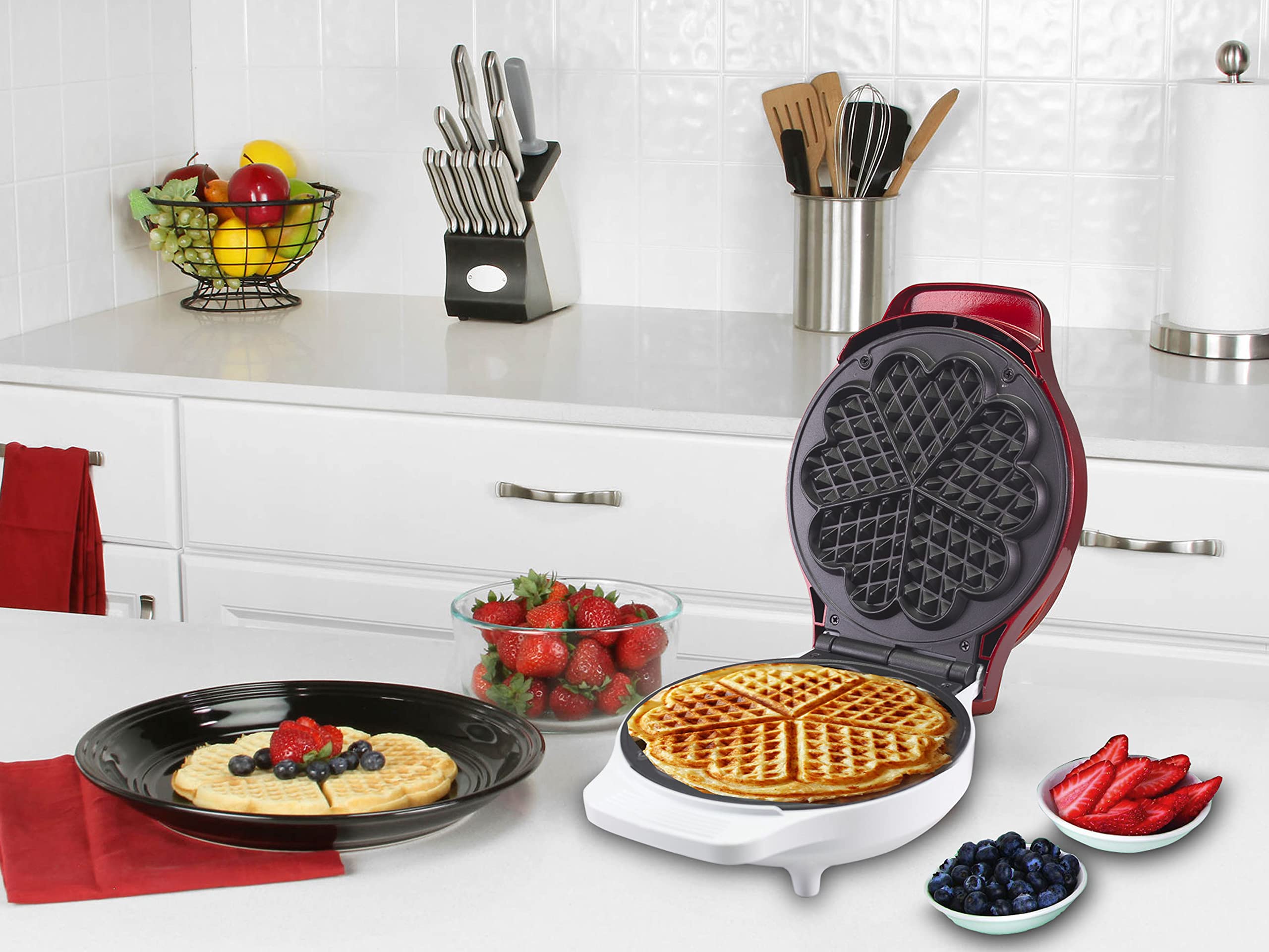 Beper Waffle Maker - Non-Stick 18cm Waffle Iron, Makes 5 Waffles at Once, 800-1000W (Red/White) - Perfect for Breakfast, Brunch & Family Gatherings