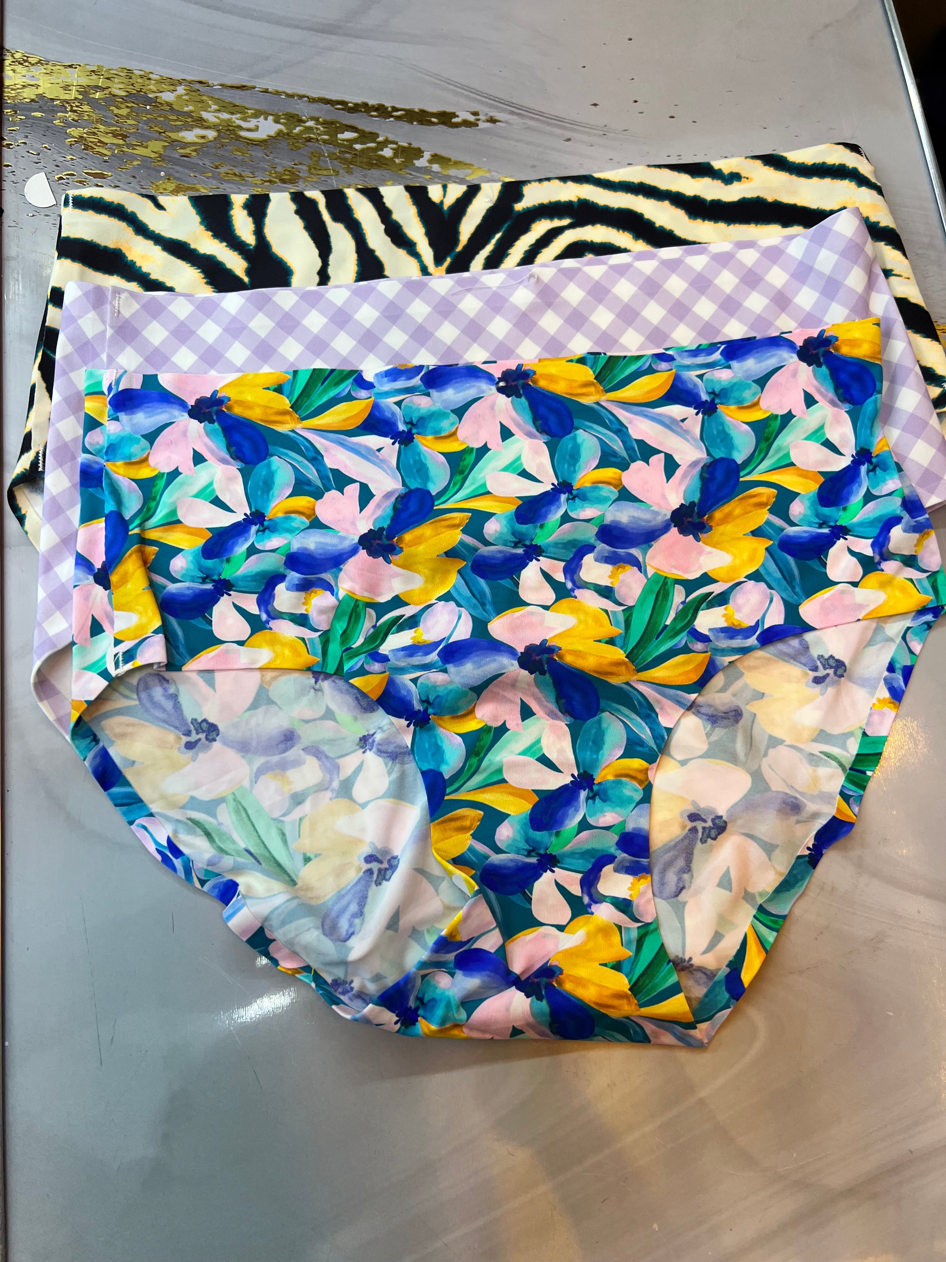Seamless Set Summer Prints - Stylish & Comfortable Outfit for Women | Perfect for Beach Vacations, Casual Wear & Summer Parties