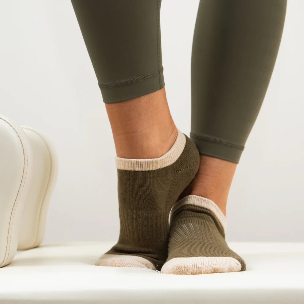 Non-Slip Grip Socks for Women & Men - Yoga, Pilates, Barre, Workout & Dance - Anti-Skid Socks with Traction for Home, Gym & Studio - Perfect for Fitness, Exercise & Sports Activities