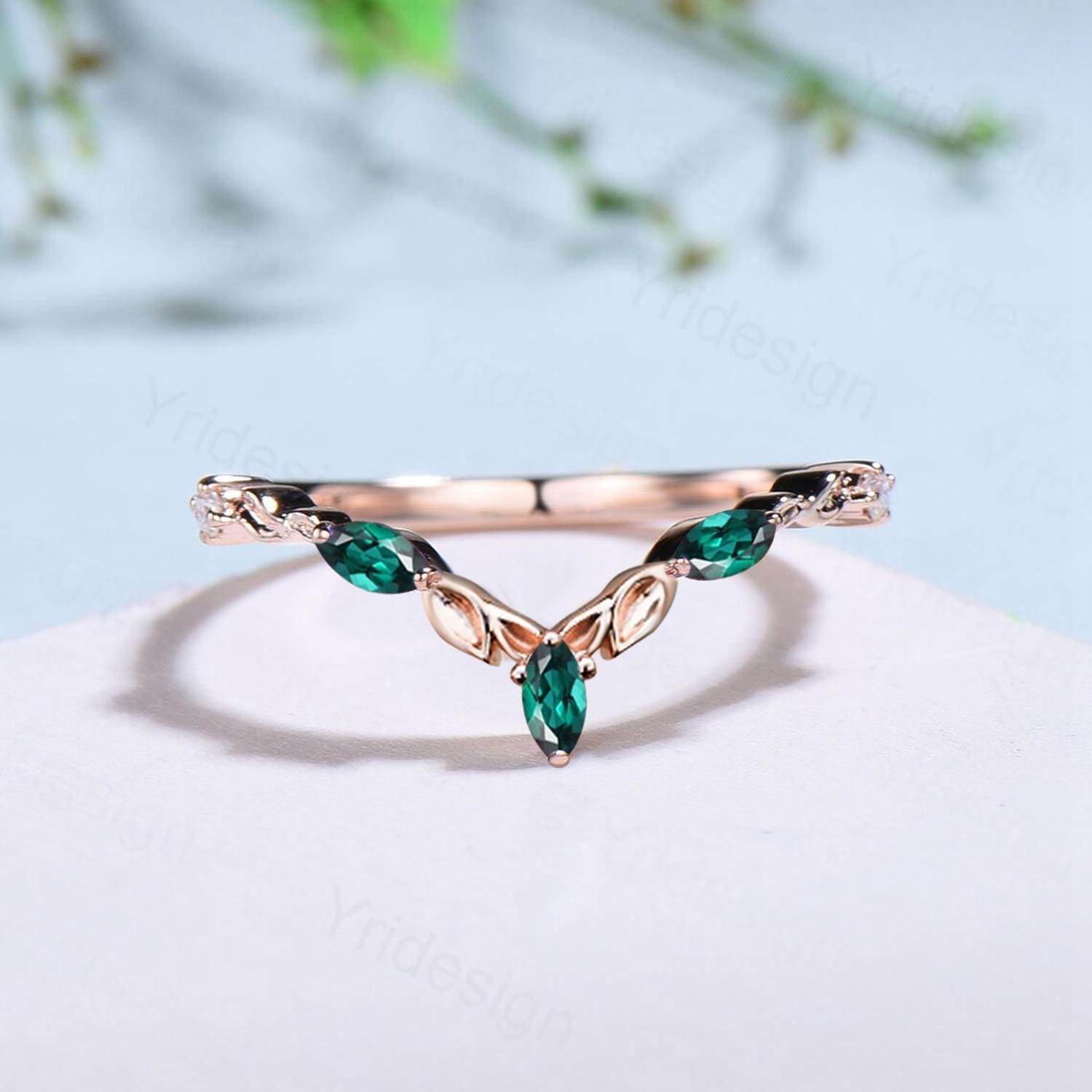 Emerald Green Vintage Rose Gold Curved V Wedding Band for Women - Art Deco Stacking Ring with May Birthstone - Perfect Anniversary Gift for Brides, Wives & Couples - Ideal for Weddings, Engagements & Special Occasions