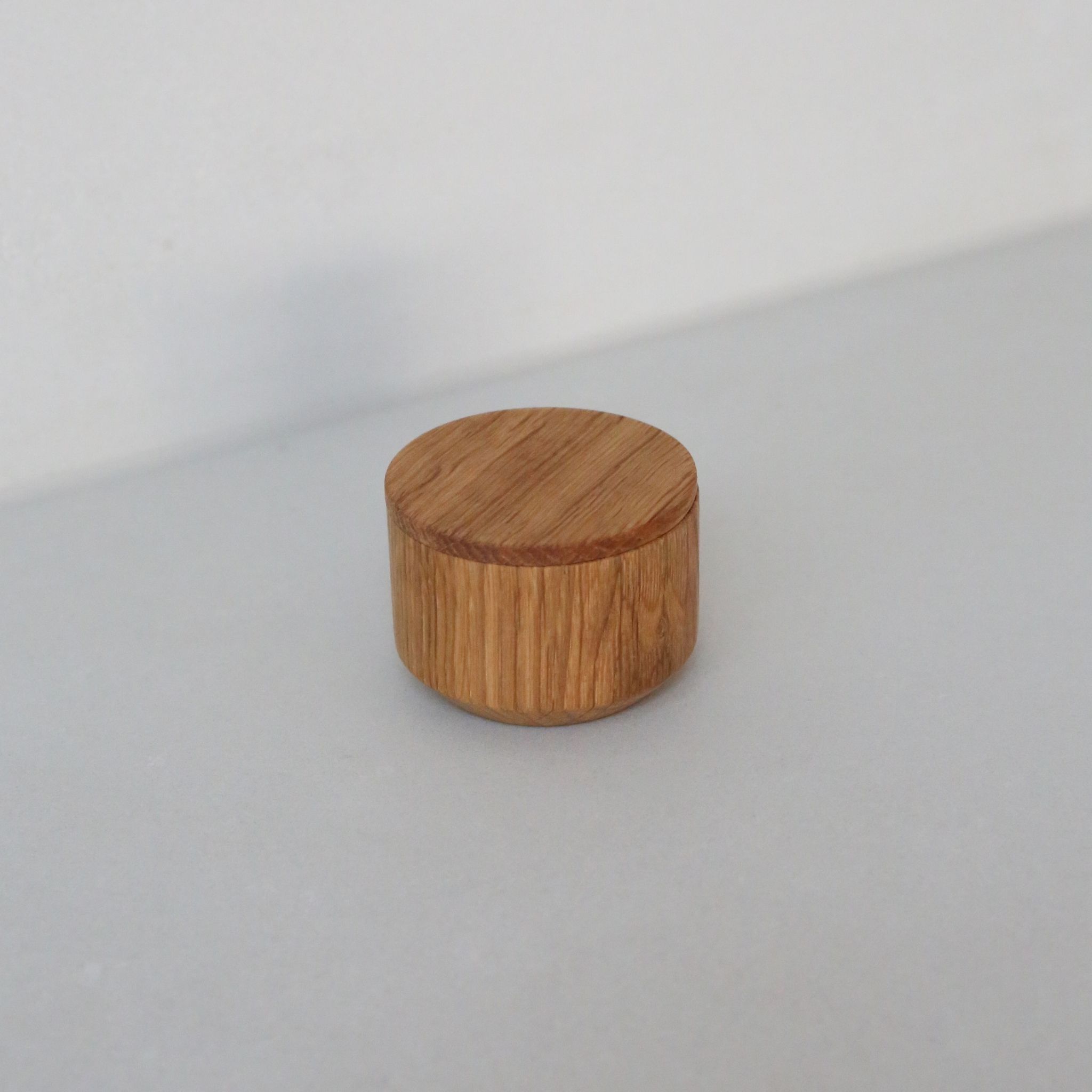 EKTA LIVING 'Salt Me' Natural Oak Salt Dish with Lid - Premium Oil-Finished Wooden Salt Cellar for Kitchen, Dining Table & Countertop Decor